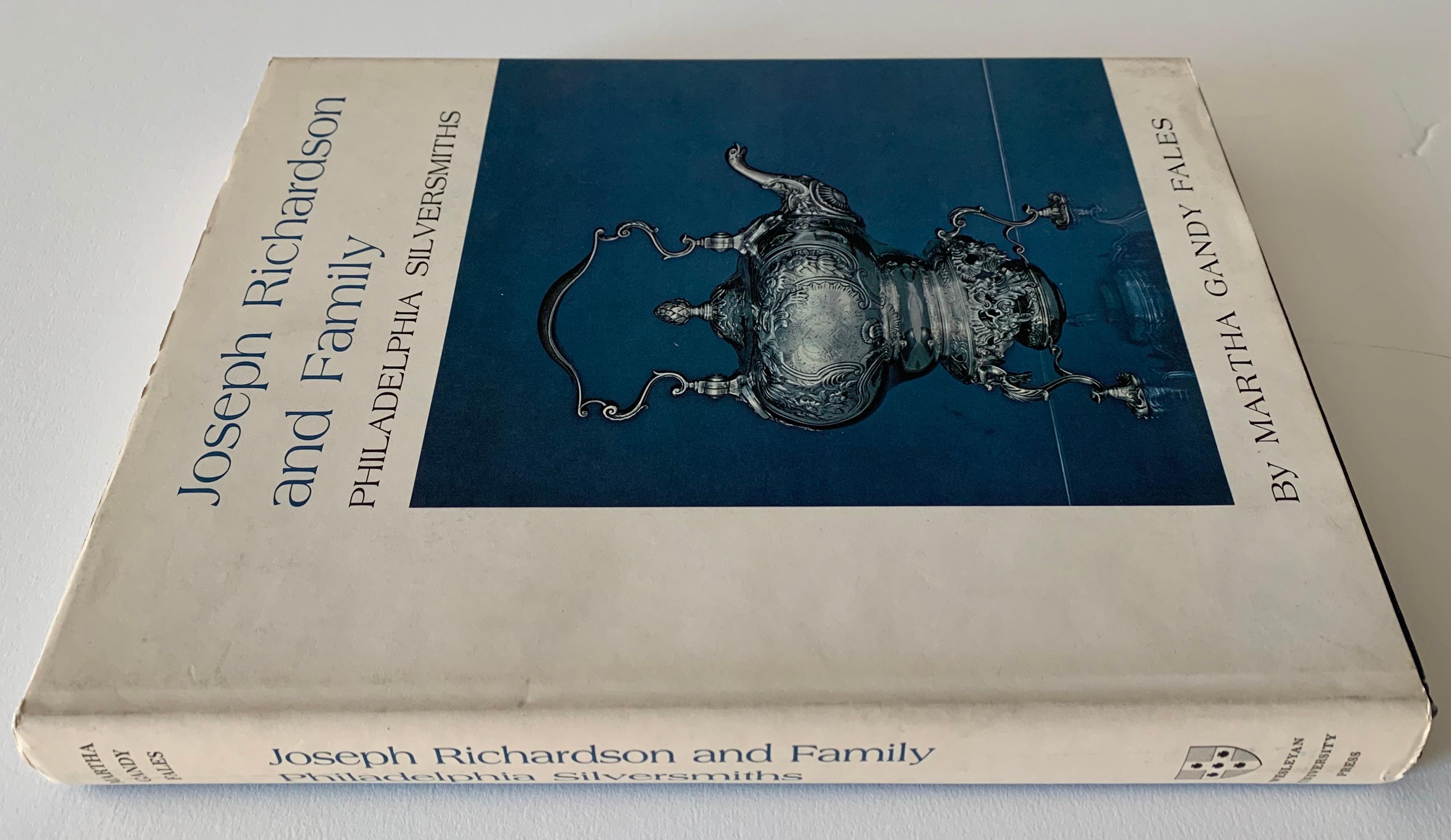 Première édition Joseph Richardson and Family Philadelphia Silversmiths par Martha Ganda Fales. Première édition reliée, 1974.
Très bon état général avec une usure minimale de la jaquette et une reliure serrée.