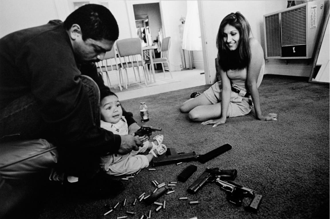 Portrait Photograph Joseph Rodriguez - Le matin après qu'un bandeau rival a tenté de tirer Chivo pour la quatrième fois