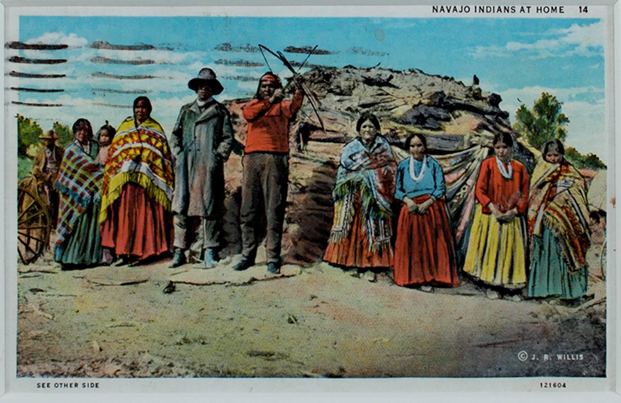 Figurative Print de Joseph Roy Willis - Postal litografía color siglo XX figuras indígenas paisaje roca cielo