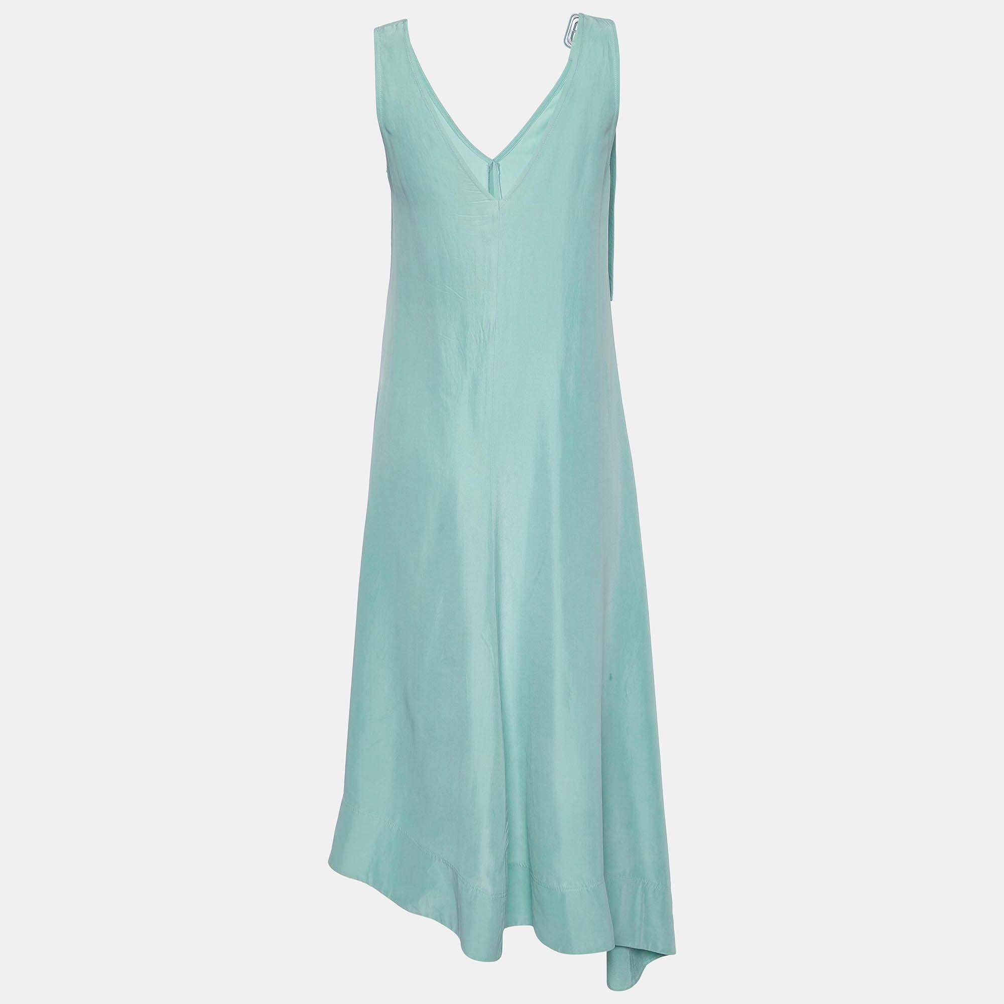 The fine artistry and the feminine silhouette of this designer dress exhibit the labels impeccable craftsmanship in tailoring. It is stitched using quality materials has a good fit and can be easily styled with chic accessories open toe sandals and