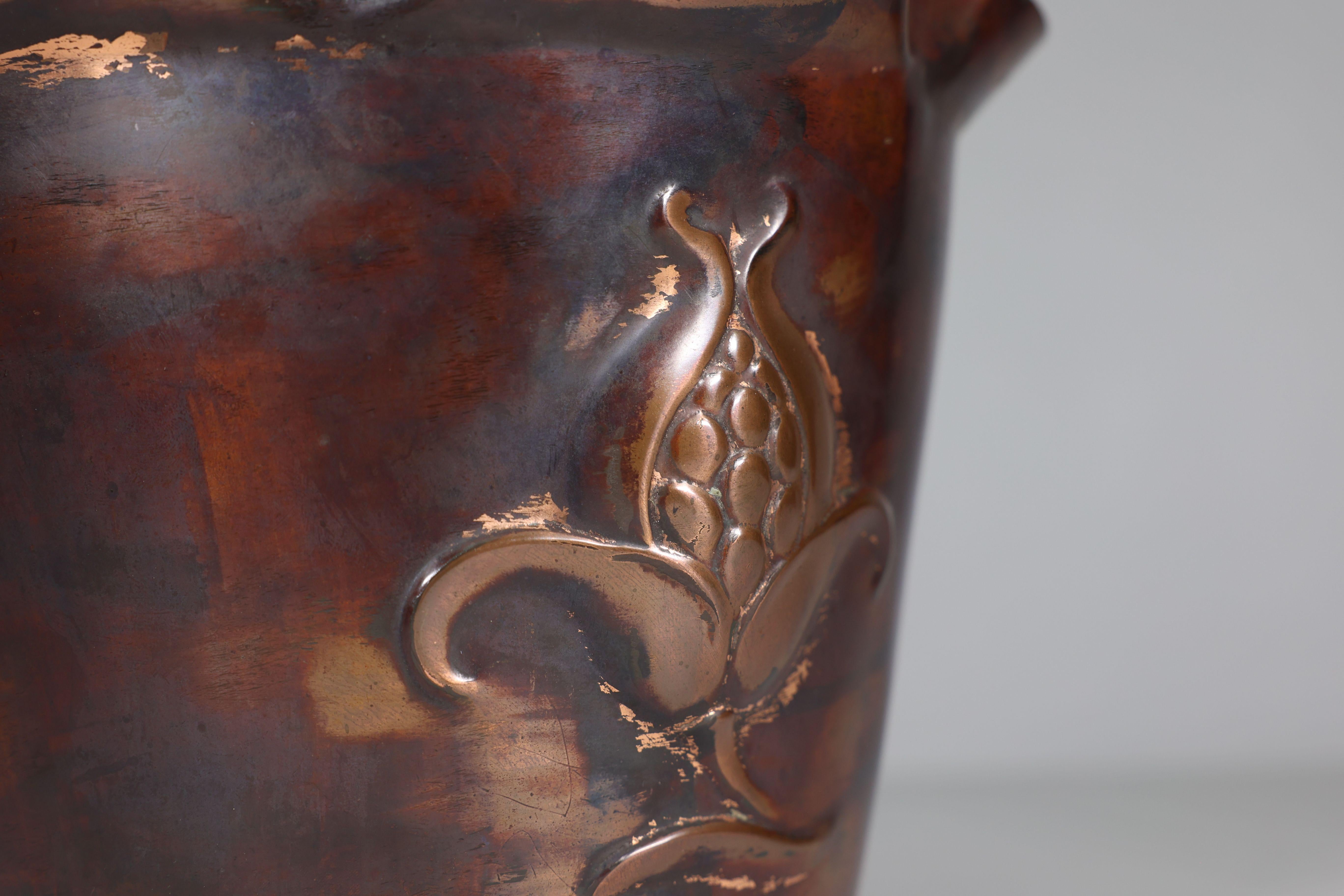 Joseph Sankey & Sons. An Arts & Crafts copper planter with embossed flower pod For Sale 5