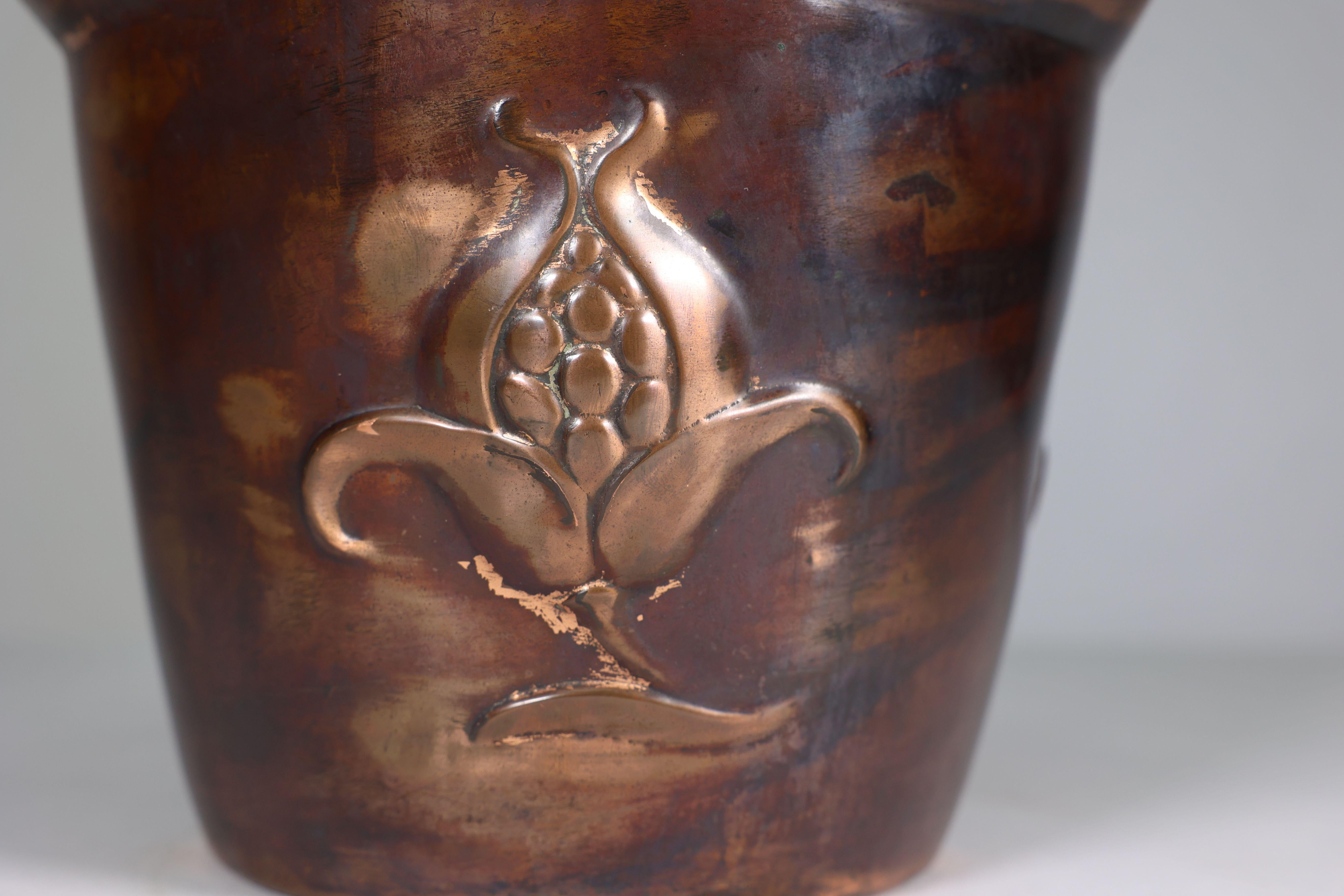 Joseph Sankey & Sons. An Arts & Crafts copper planter with embossed flower pod For Sale 7