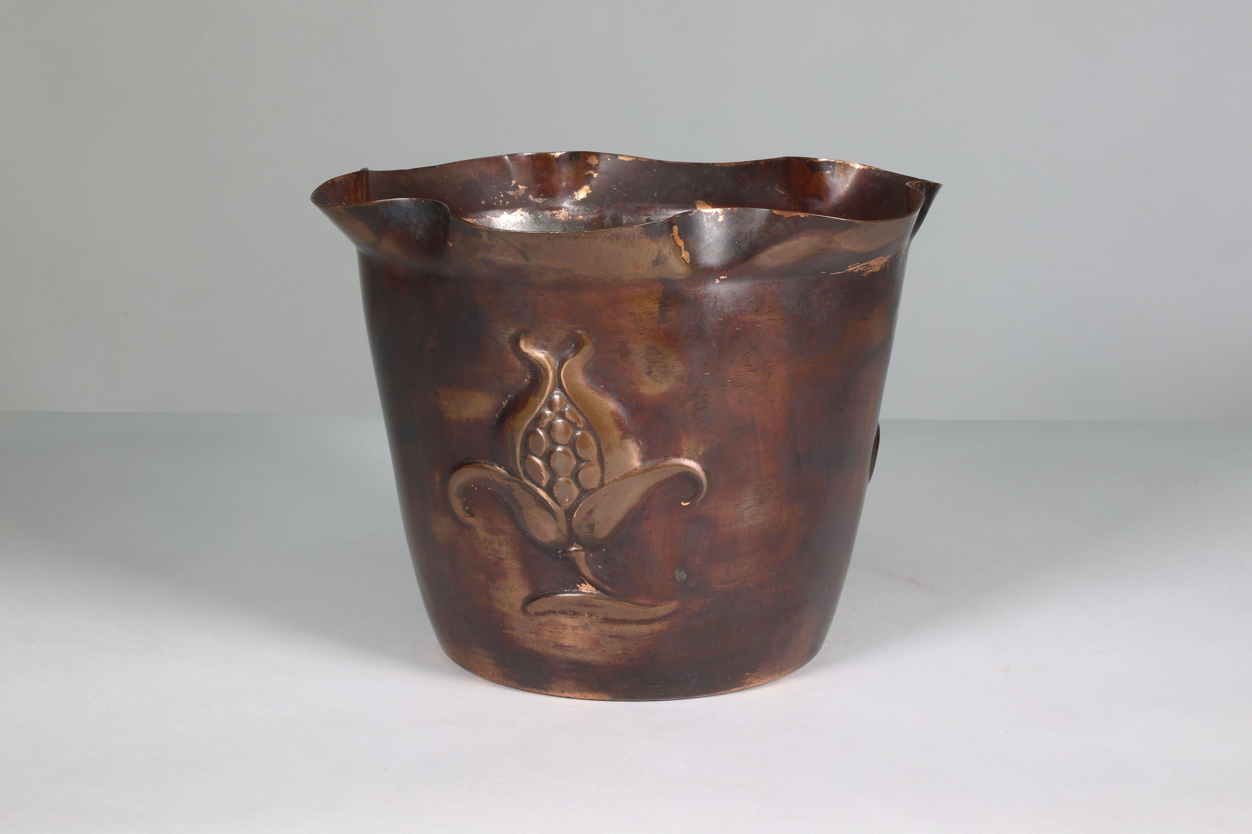 Joseph Sankey & Sons. An Arts & Crafts copper planter with embossed flower pod In Good Condition For Sale In London, GB