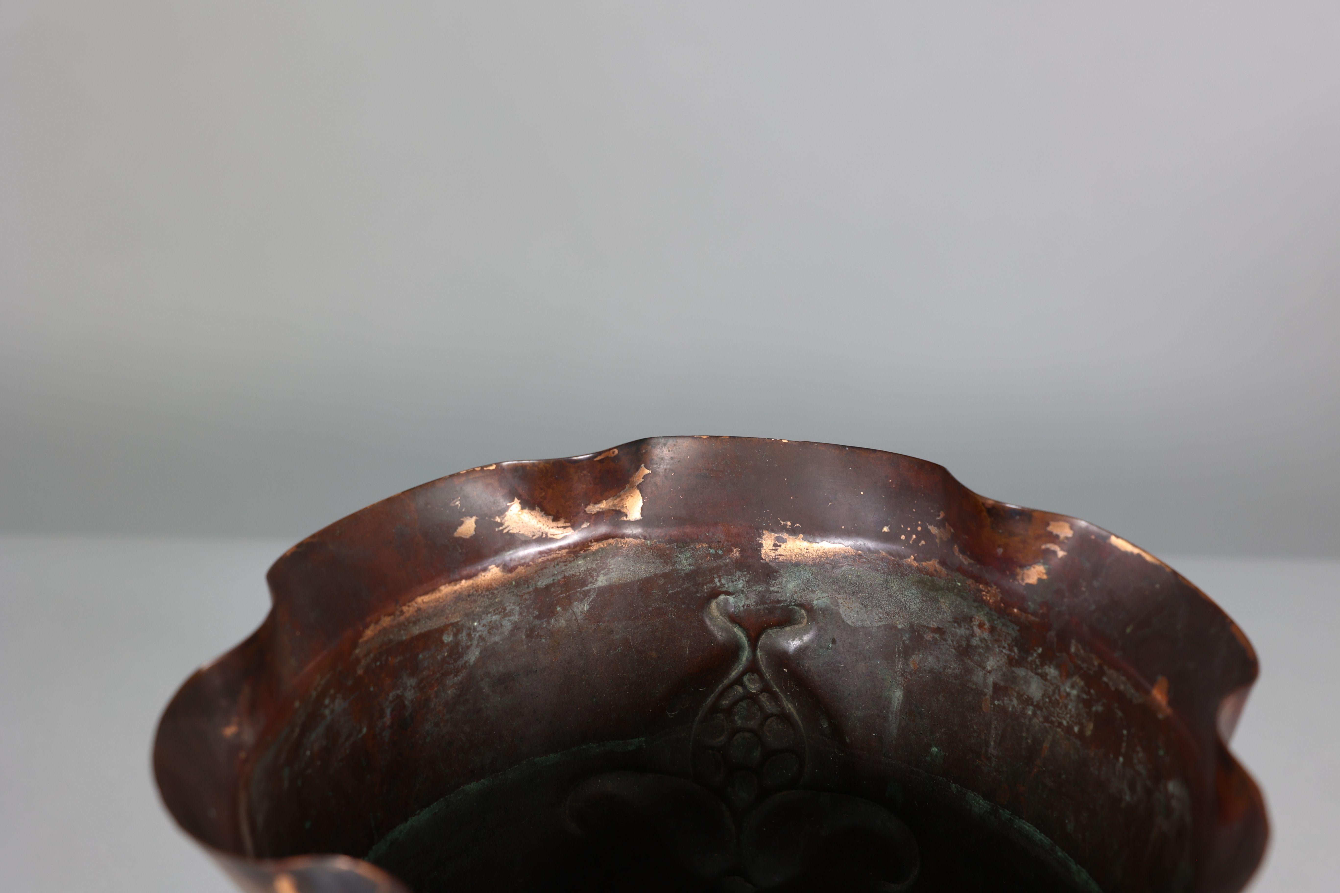 Joseph Sankey & Sons. An Arts & Crafts copper planter with embossed flower pod For Sale 2