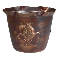 Joseph Sankey & Sons Macetero grande de cobre Arts & Crafts con vaina de flor en relieve