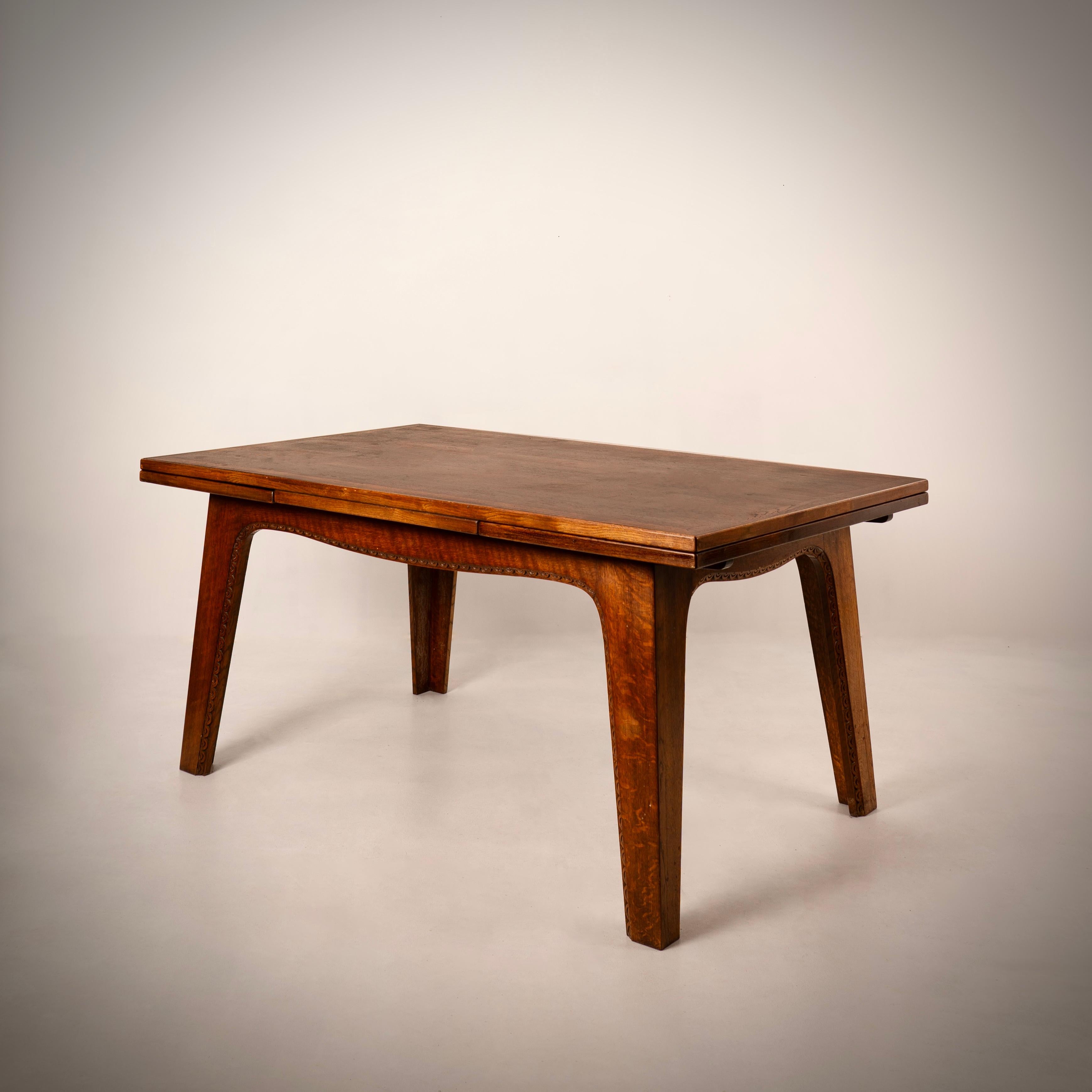 Two Italian-style extensions. Total length when open: 260 cm

Literature:
Joseph Savina, art and craft: Furniture, sculptures - Le Corbusier - Savina, Exhibition catalog, Côtes-d'Armor Museum of Art and History, Saint Brieuc 1988-1989