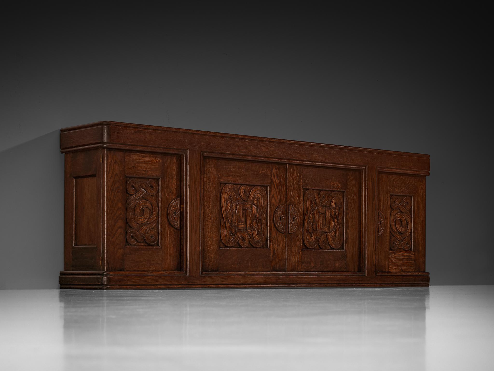 Joseph Savina, buffet, chêne, France, 1954

Conçue par le Français Joseph Savina, cette armoire témoigne d'un savoir-faire exquis et d'un art profond. Le corpus est solidement construit, marqué par des éléments géométriques distincts et une