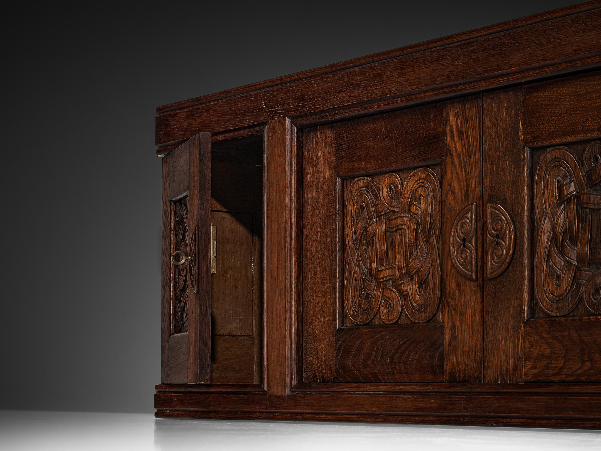 Français Armoire Joseph Savina avec sculptures complexes en chêne en vente
