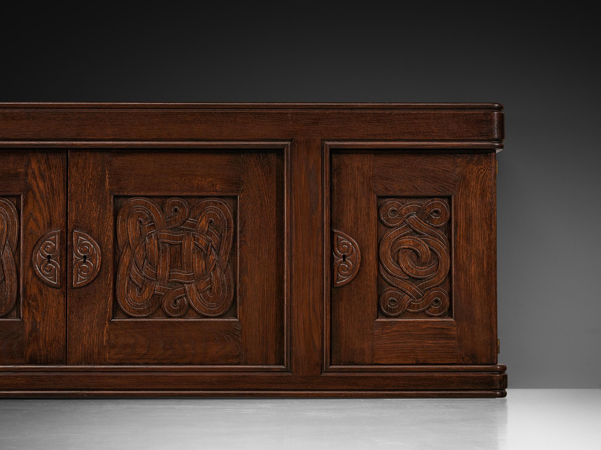 Milieu du XXe siècle Armoire Joseph Savina avec sculptures complexes en chêne en vente