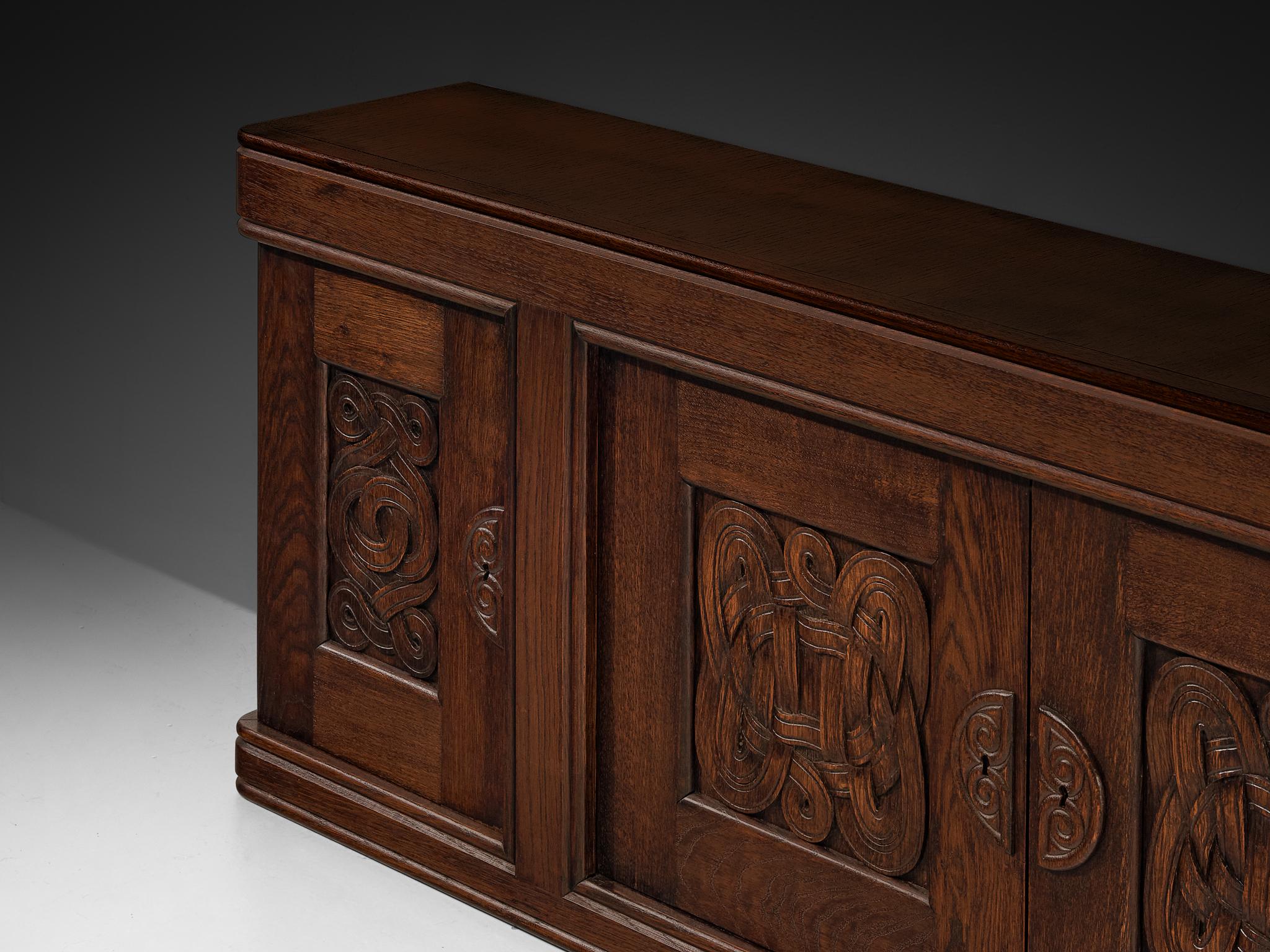 Chêne Armoire Joseph Savina avec sculptures complexes en chêne en vente