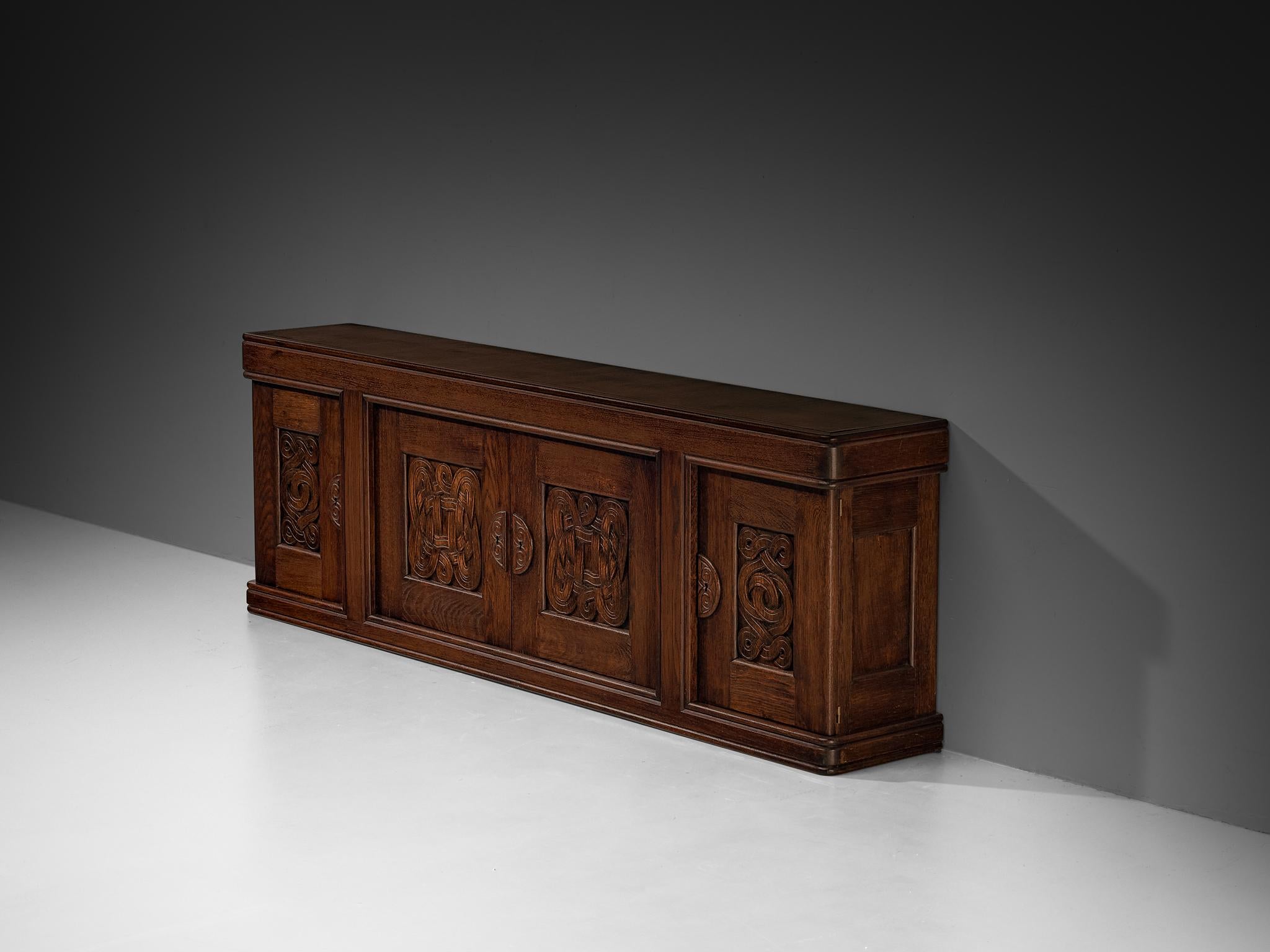 Armoire Joseph Savina avec sculptures complexes en chêne en vente 3