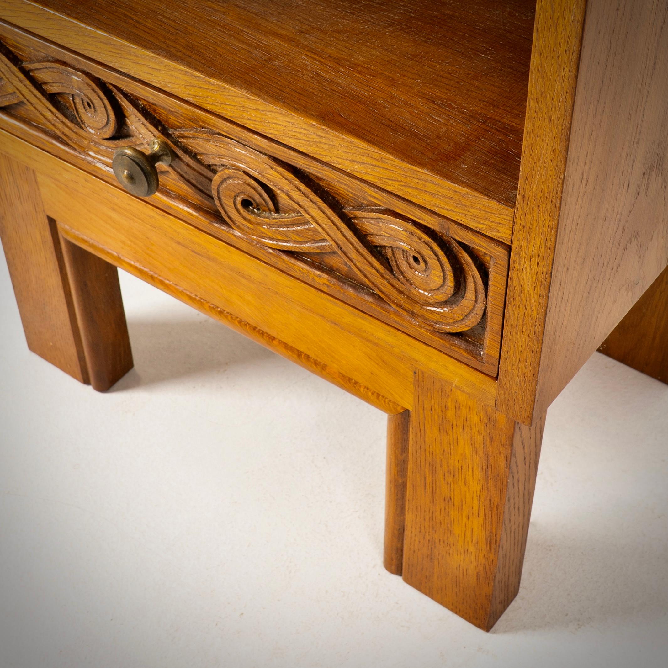 Joseph Savina pair of bedsides tables, oak, Britany, circa 1940 In Good Condition For Sale In Paris, FR