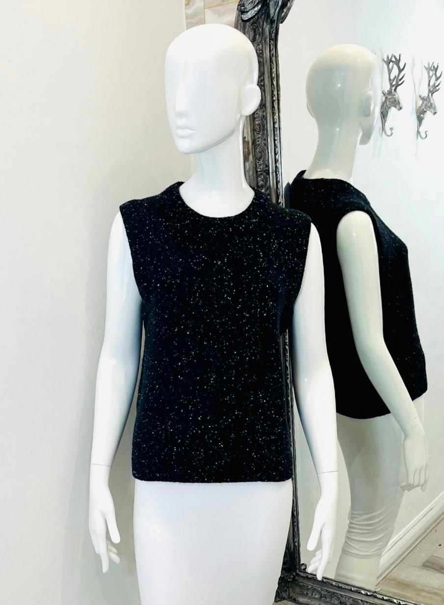 Joseph Sleeveless Lambswool Jumper

Black tweed knit jumper designed with tiny white knit pattern throughout.

Featuring ribbed, crew neckline and straight fit silhouette.

Size – L

Condition – Very Good

Composition –  80% Lambswool, 20% Polyamide