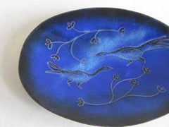 Joseph Trippetti Plato hondo modernista de esmalte azul sobre pedestal de cobre con pájaros