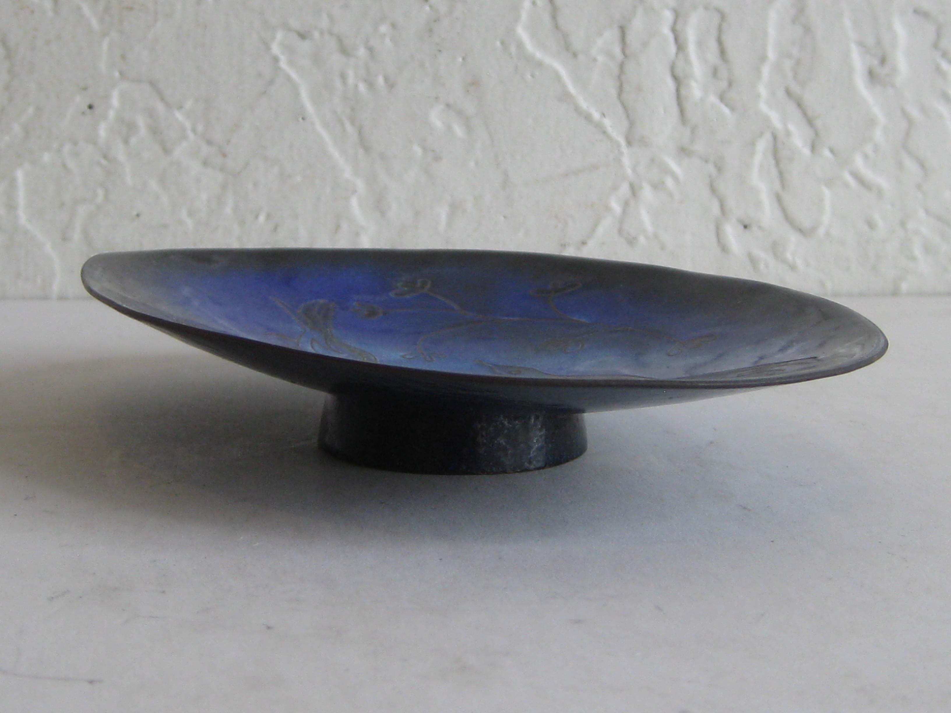 XX secolo Joseph Trippetti Piatto da portata modernista con piedistallo in rame e smalto blu con uccelli in vendita