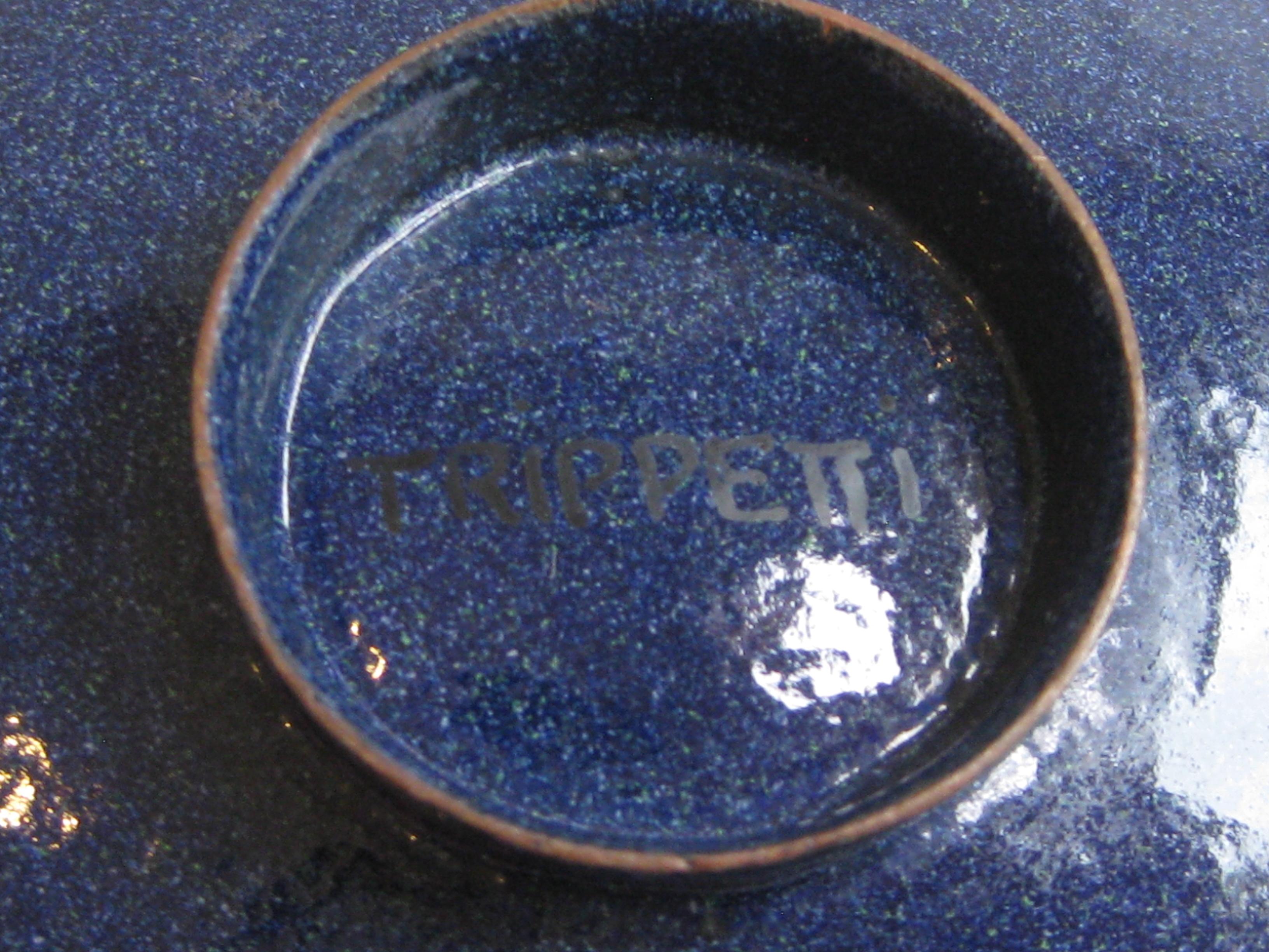 Joseph Trippetti Piatto da portata modernista con piedistallo in rame e smalto blu con uccelli in vendita 1