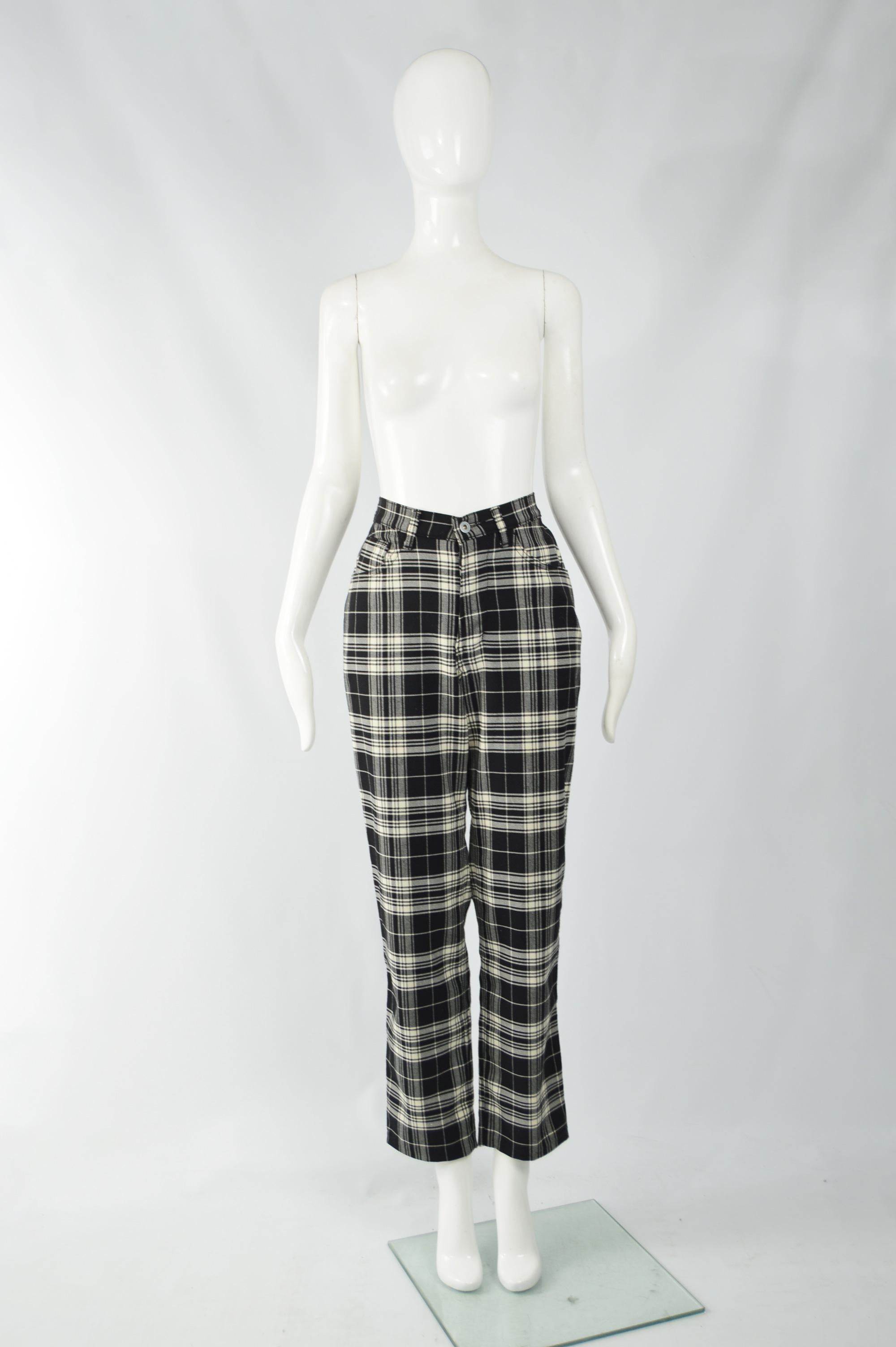A chic pair of vintage womens pants from the 80s by luxury British fashion house, Joseph. In a black and white tartan checked, wool blend fabric with a high waist.  

Size: Marked EU 38 which equates to a UK 10 / US 6 
Waist - 28” / 71cm
Hips - 36”