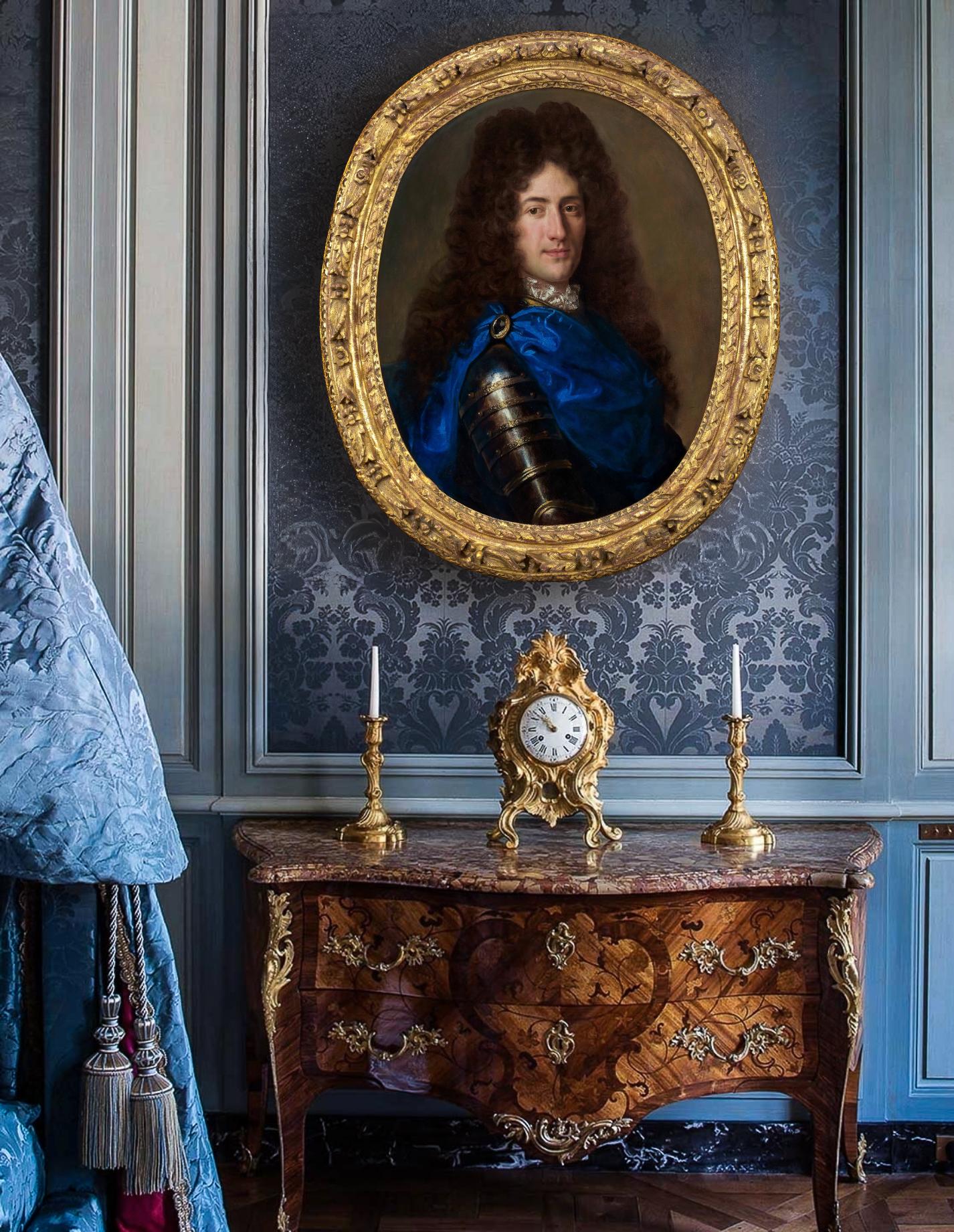 Porträt Gentleman Rüstung, blauer Mantel, Diamantbrosche um 1700 Französisch geschnitzt Rahmen (Alte Meister), Art, von Joseph Vivien
