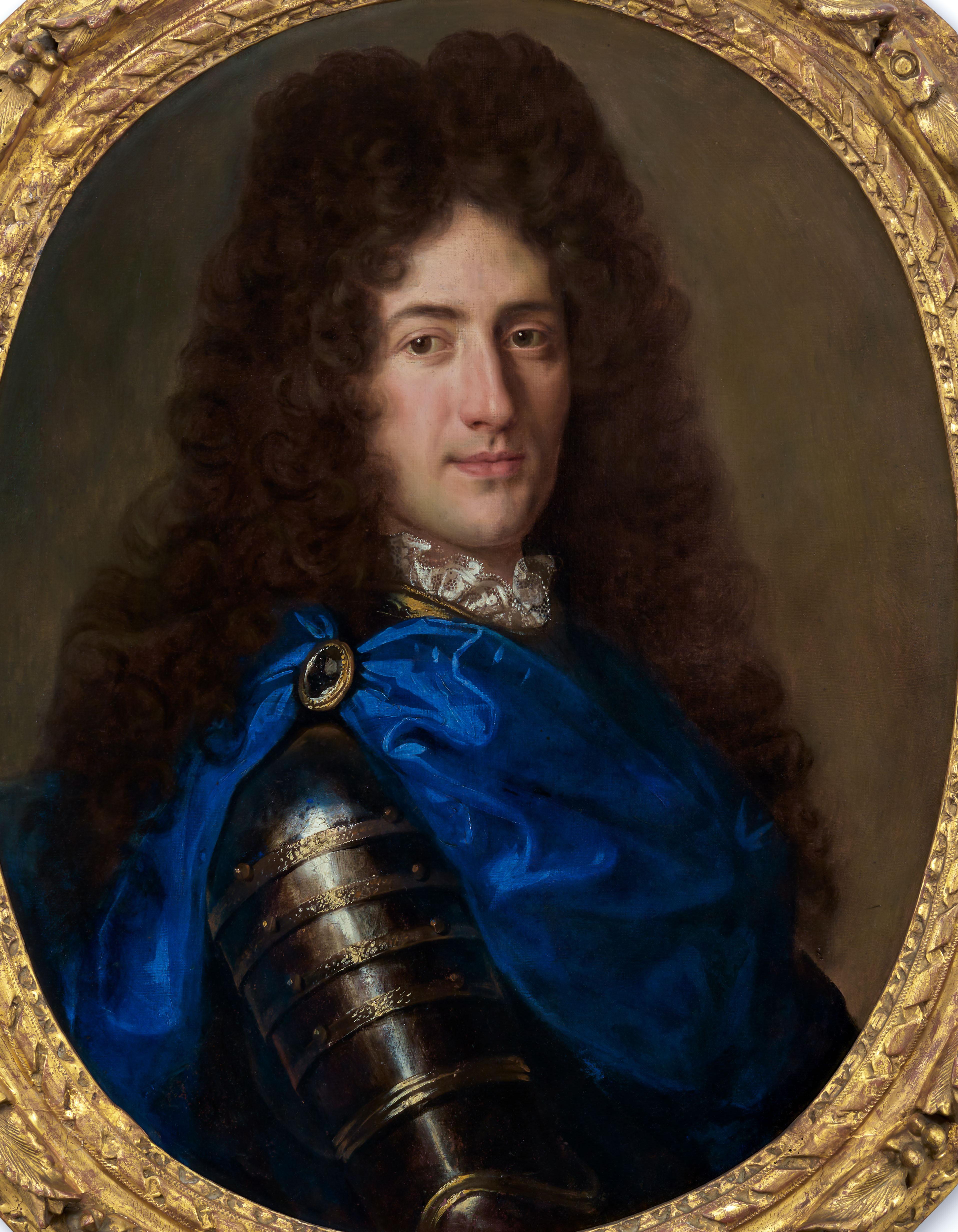 Porträt Gentleman Rüstung, blauer Mantel, Diamantbrosche um 1700 Französisch geschnitzt Rahmen im Angebot 1
