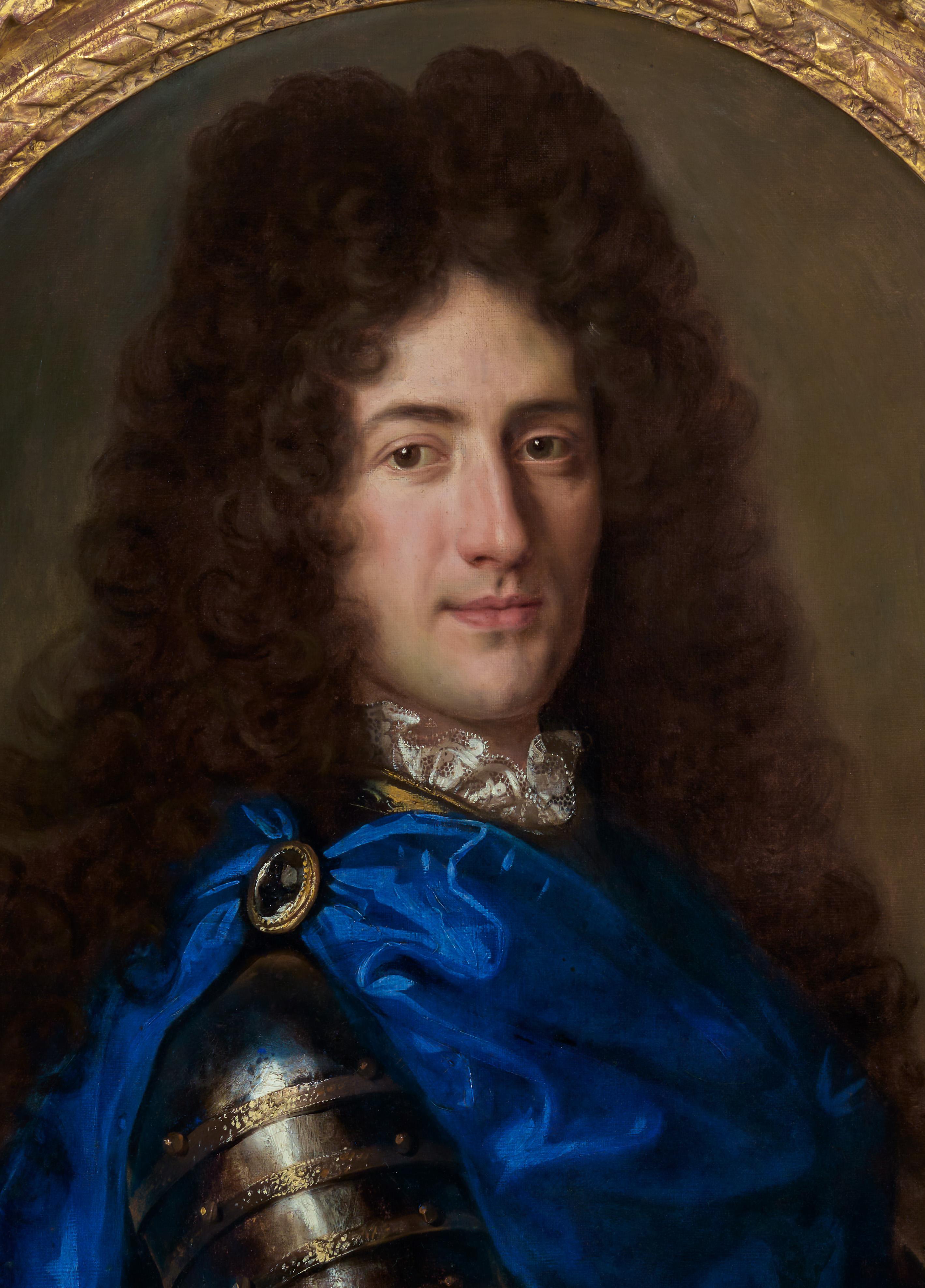 Porträt Gentleman Rüstung, blauer Mantel, Diamantbrosche um 1700 Französisch geschnitzt Rahmen im Angebot 2