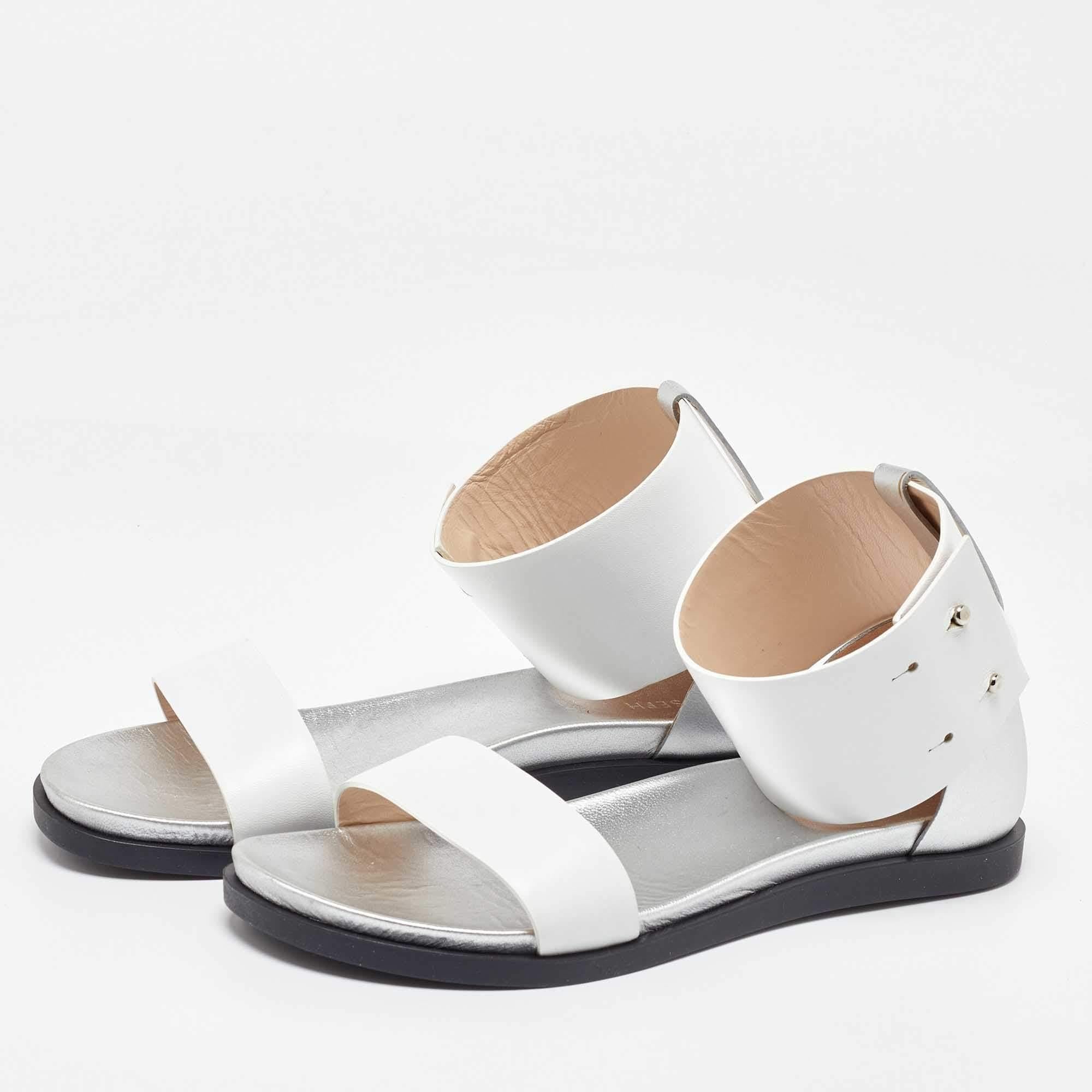 These sandals will frame your feet in an elegant manner. Crafted from quality materials they display a classy design and comfortable insoles.