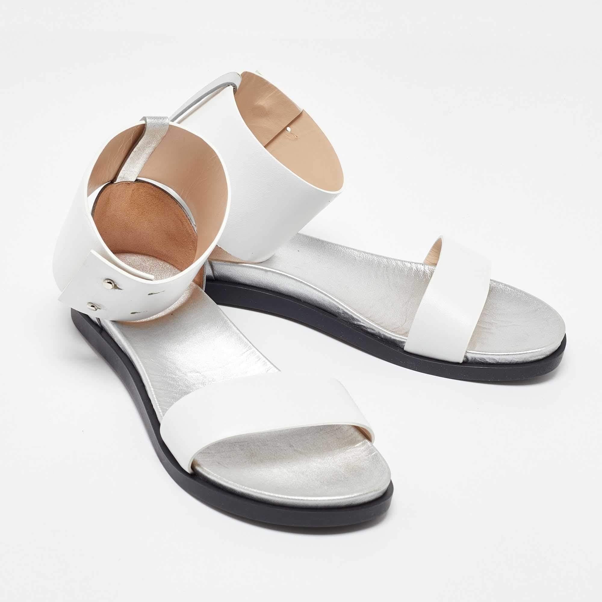 Joseph White/Silver Leather Ankle Strap Flat Sandals Size 39 In Good Condition For Sale In Dubai, Al Qouz 2