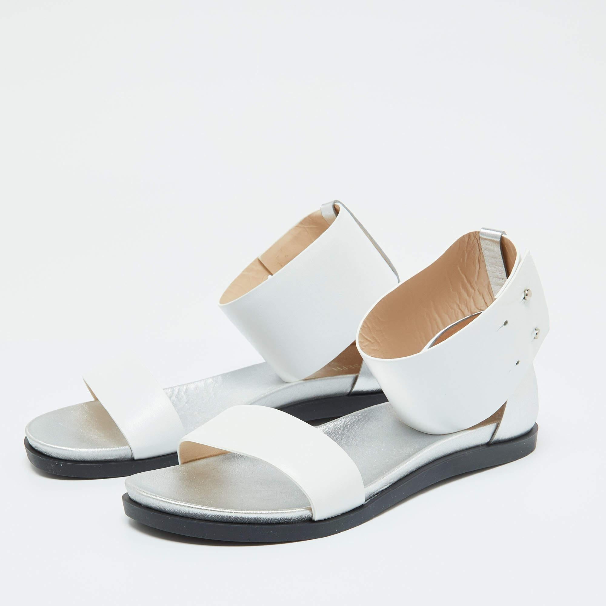 A perfect blend of luxury  style  and comfort. These designer flats are made using prime quality materials and frame your feet in the most elegant way. They can be paired with a host of outfits from your wardrobe.