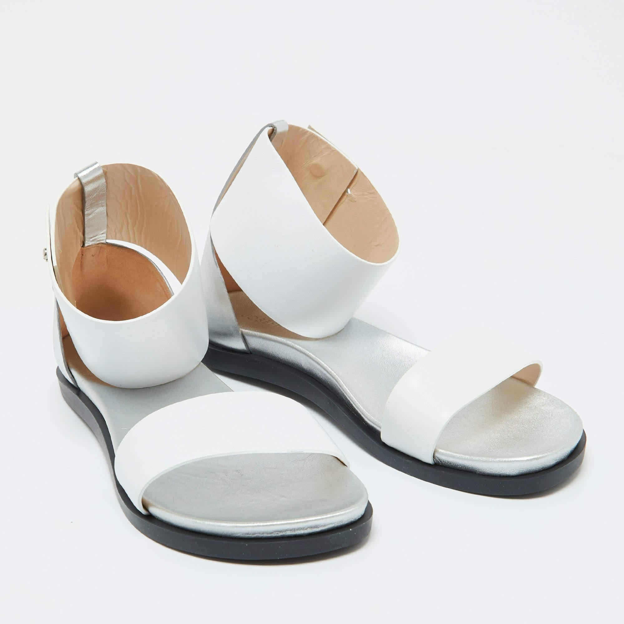 Joseph White/Silver Leather Ankle Strap Flat Sandals Size 40 In Good Condition For Sale In Dubai, Al Qouz 2