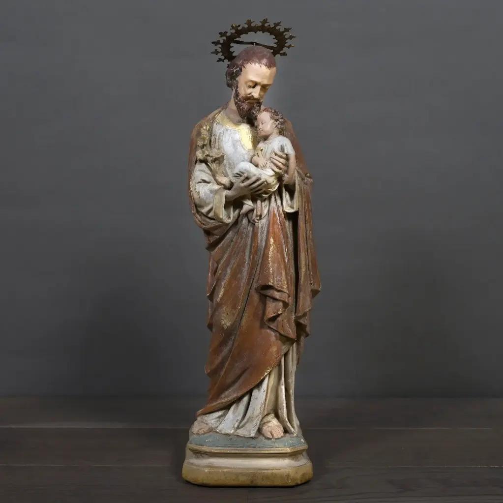 Questa statua raffigura Joseph che tiene in braccio il Child & Child, ispirata alle sculture religiose del XIX secolo popolari da Roma a Lourdes e Parigi. In quel periodo, la rinomata Maison Raffl di Parigi sviluppò tecniche di fusione che resero le