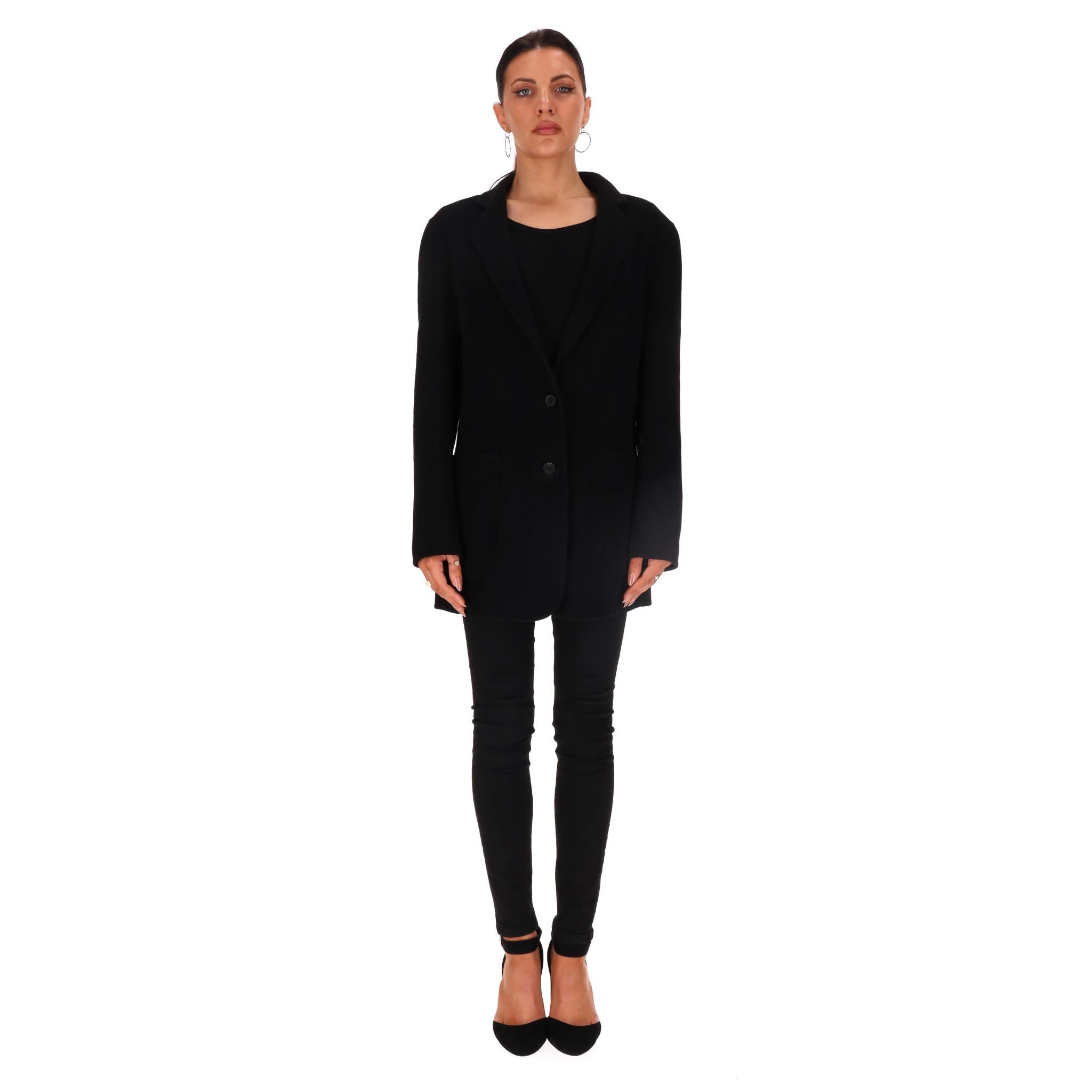 Joseph Wool & Cashmere Blend Jacket

Black jacket/blazer crafted from wool and cashmere blend.

Featuring centre button fastening, lapelled collar and oversized patch pockets to the front.

Rrp Approx. £550

Size – 42FR

Condition – Very