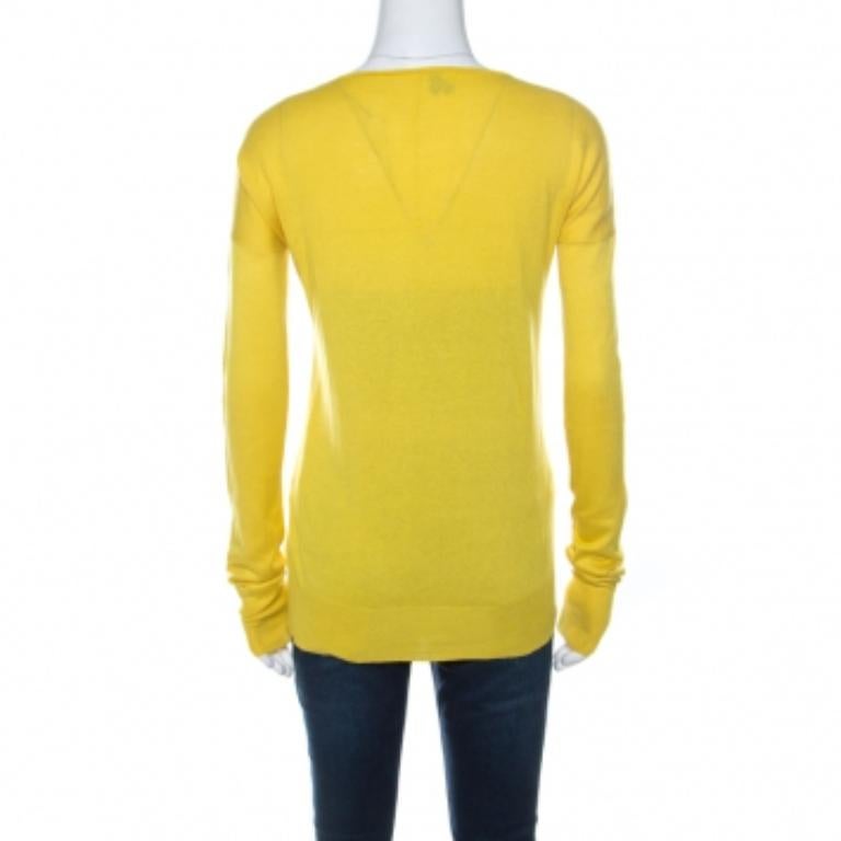 Dieser fabelhafte Pullover von Joseph ist ein absolutes Muss unter Ihren Winterutensilien. Es ist aus einer Seidenmischung gestrickt und mit Knöpfen auf der Vorderseite, langen Ärmeln und einer gelben Farbe versehen. Die weiche Strickjacke wird eine