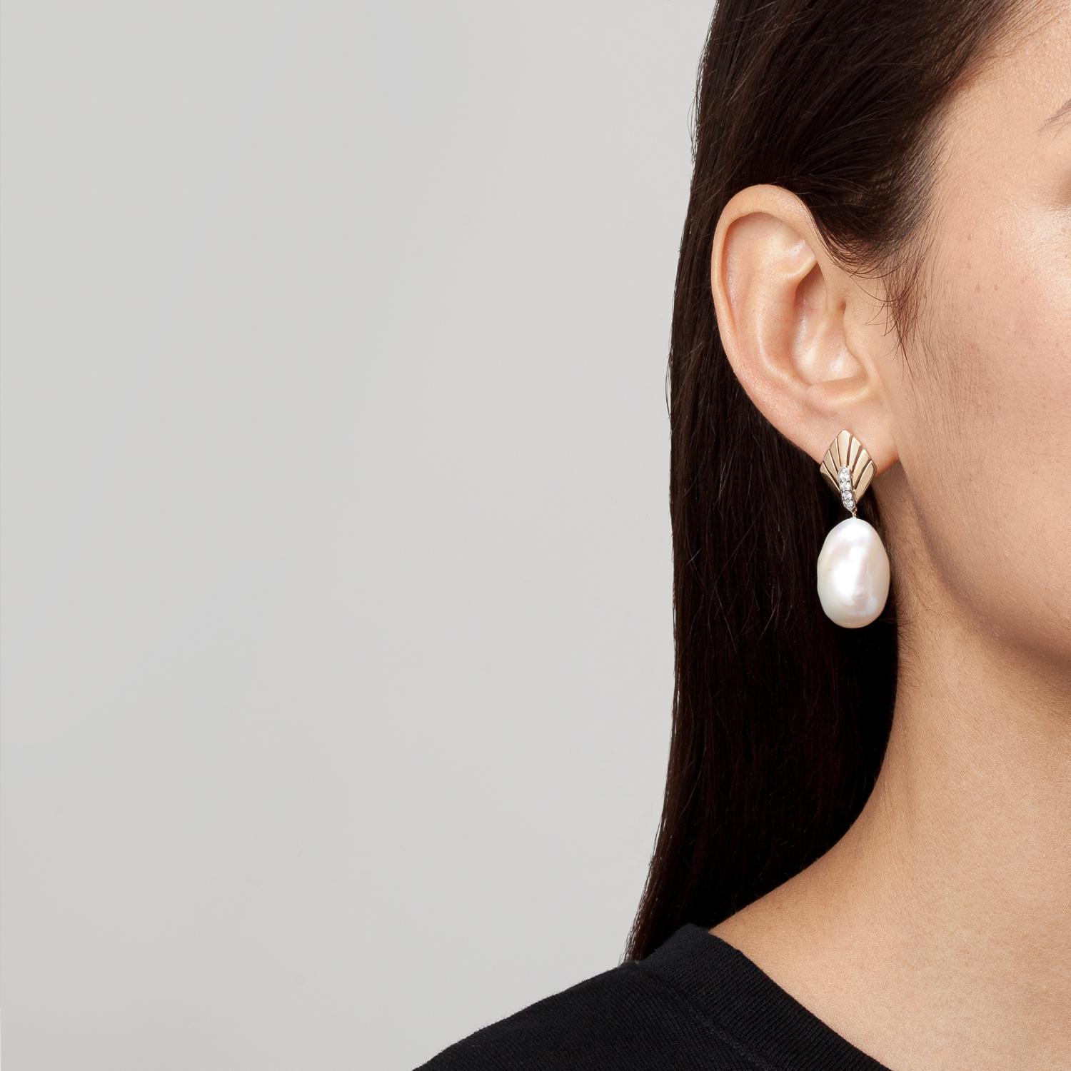 Part of SELIN KENT's tropical-inspired Josephine Collection, these drop earrings feature a geometric top component that contrasts beautifully with the organic baroque pearl drops. 

Diamond carat weight: 0.25c
Total length: 2''
Available in 14k