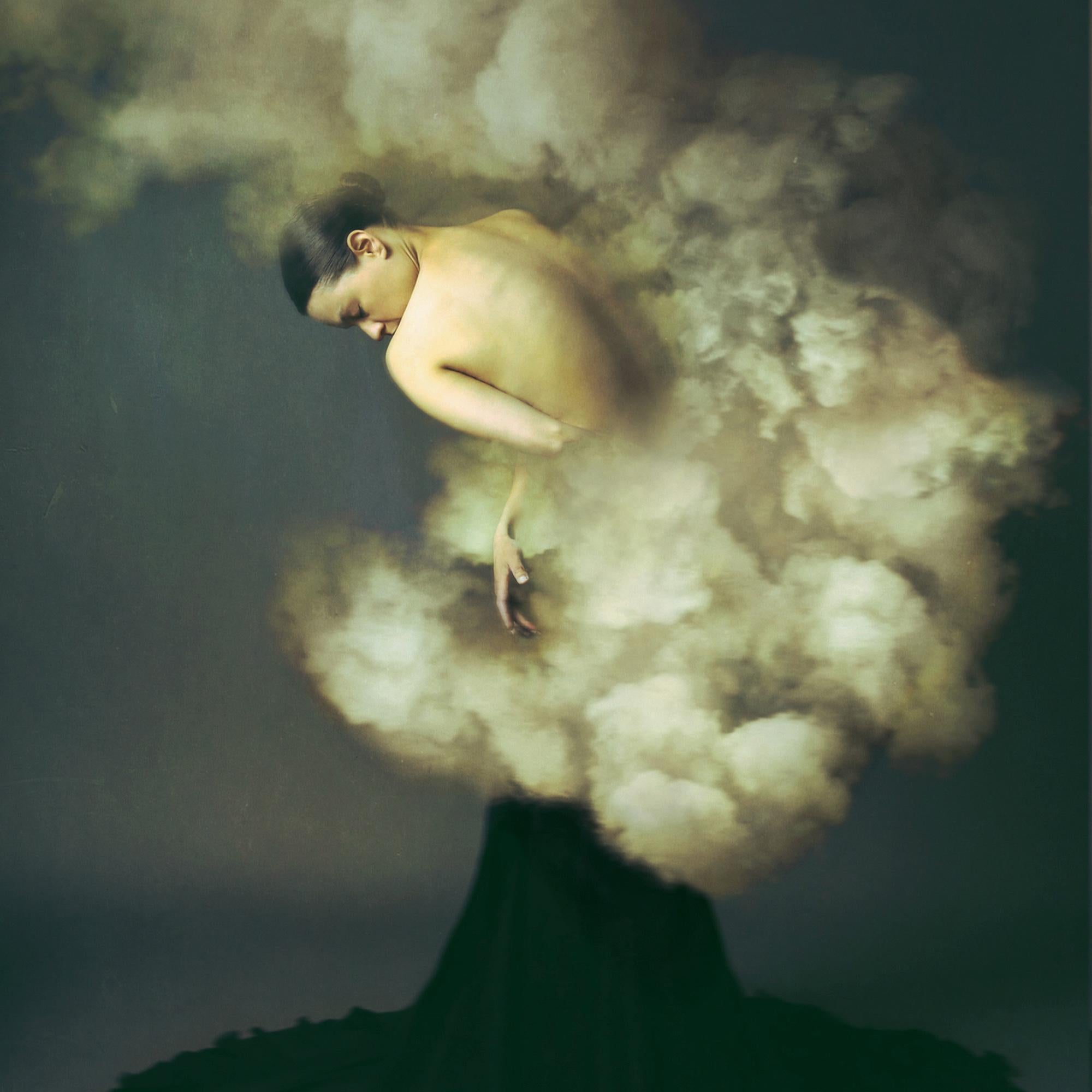 Comfort in Chaos de Josephine Cardin - Photographie de mode contemporaine en vente 1