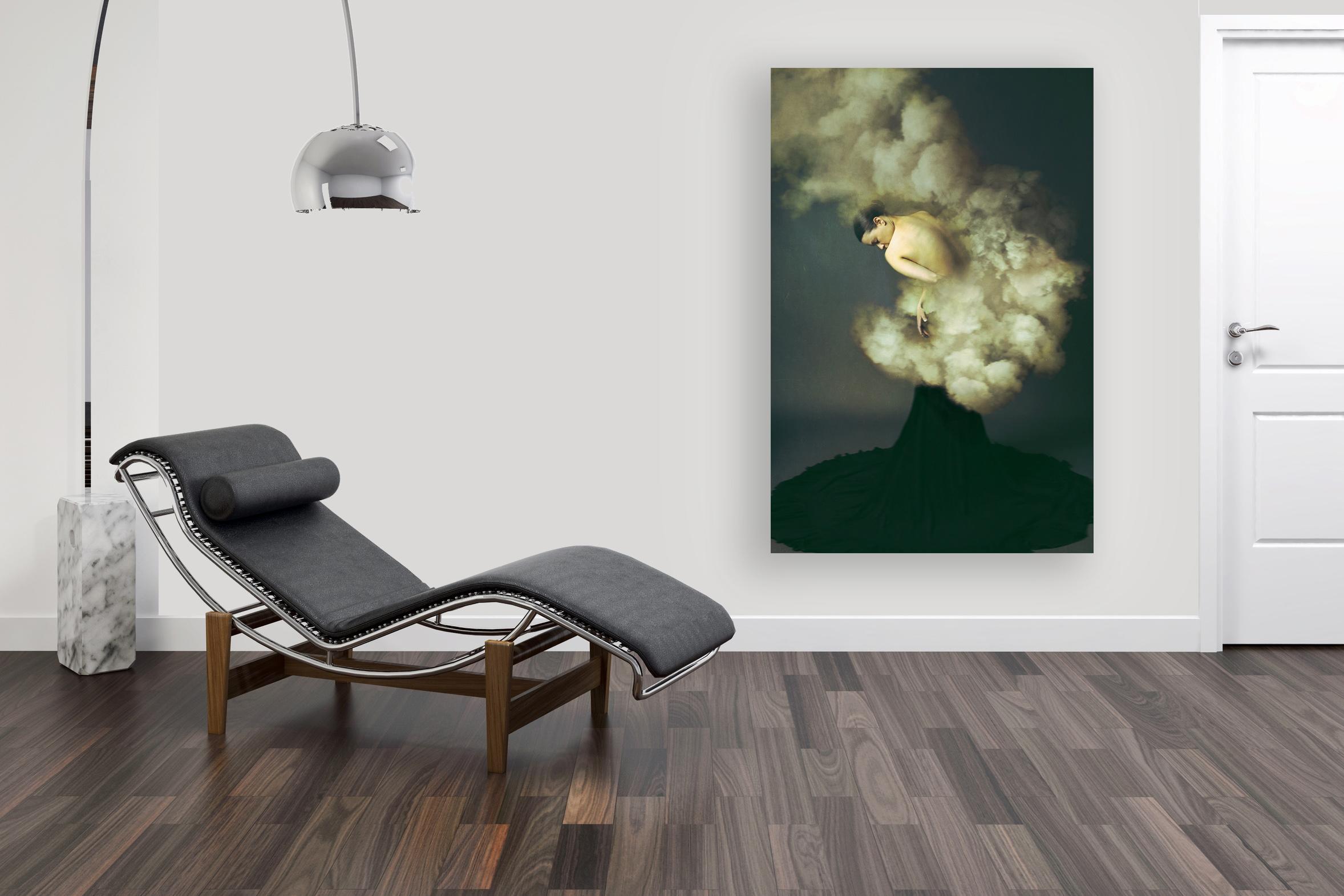 Comfort in Chaos de Josephine Cardin - Photographie de mode contemporaine en vente 2