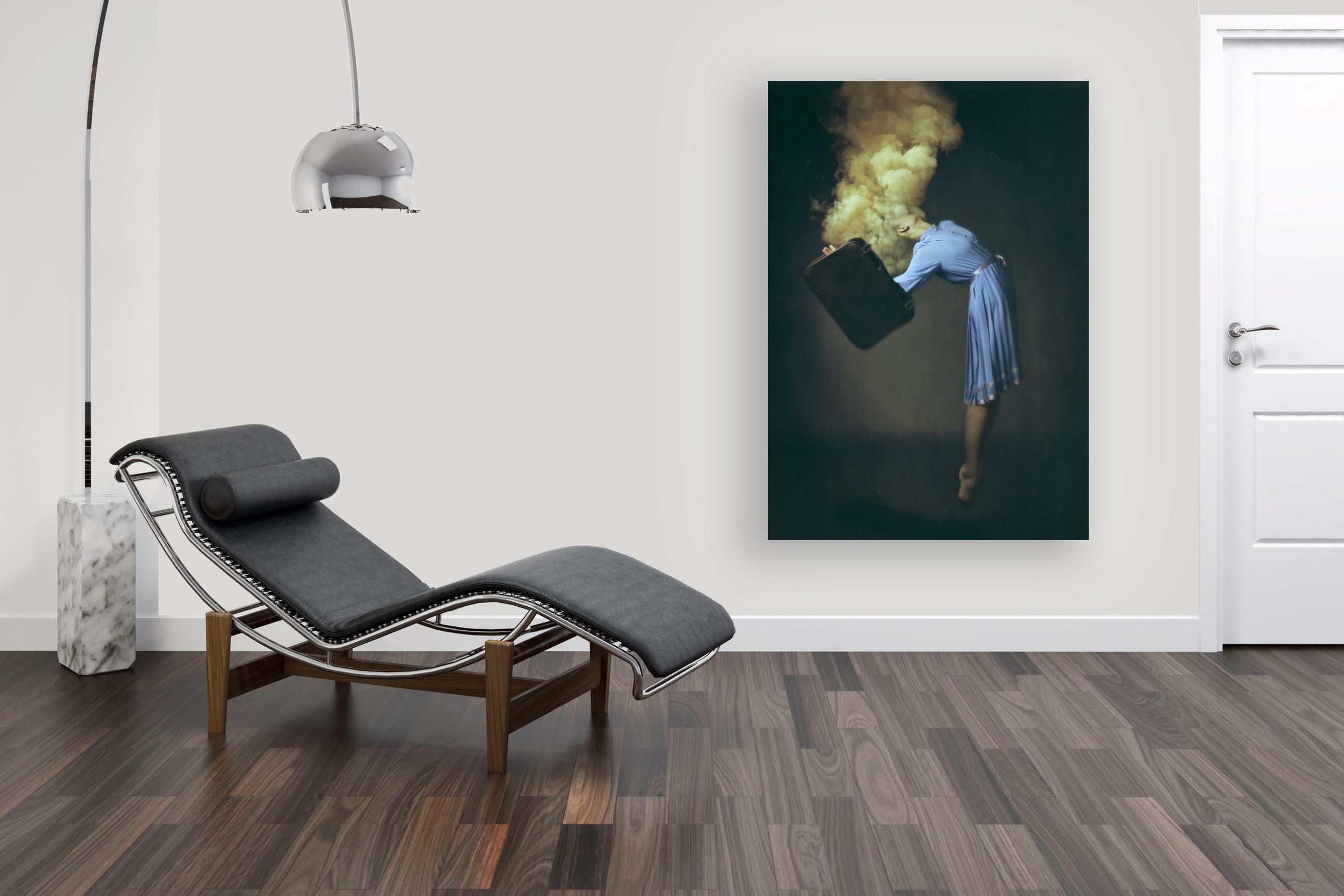 Photographie de mode contemporaine « Taking Flight » de Josephine Cardin 1