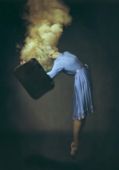 Photographie de mode contemporaine « Taking Flight » de Josephine Cardin