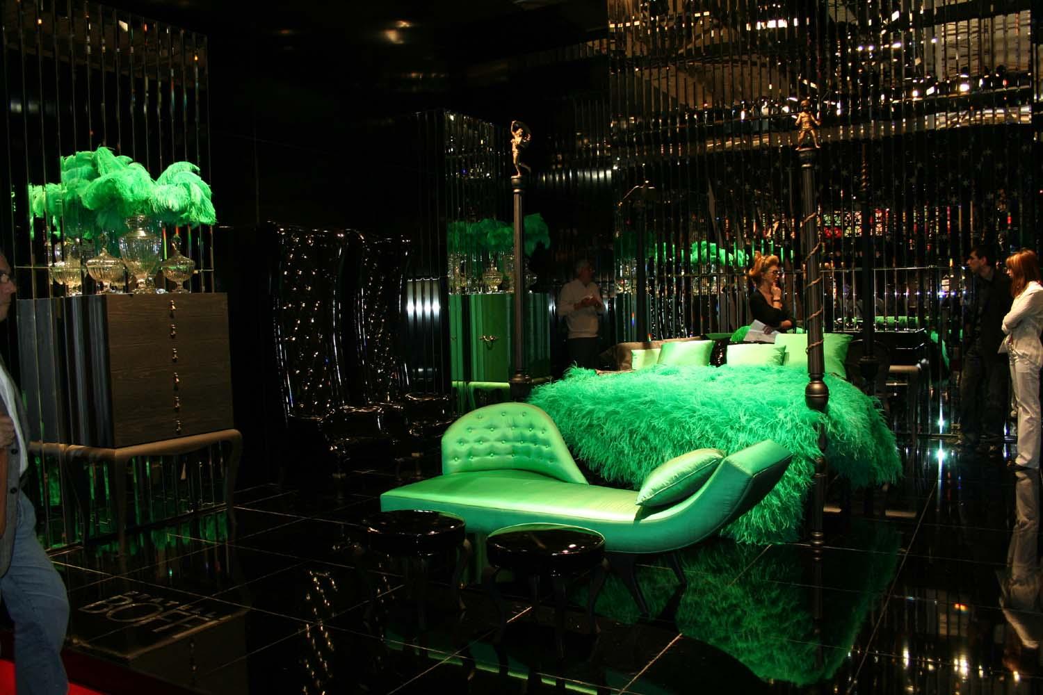 italien JOSEPHINE Chaise longue en satin vert avec dossier capitonné - Chêne noir en vente