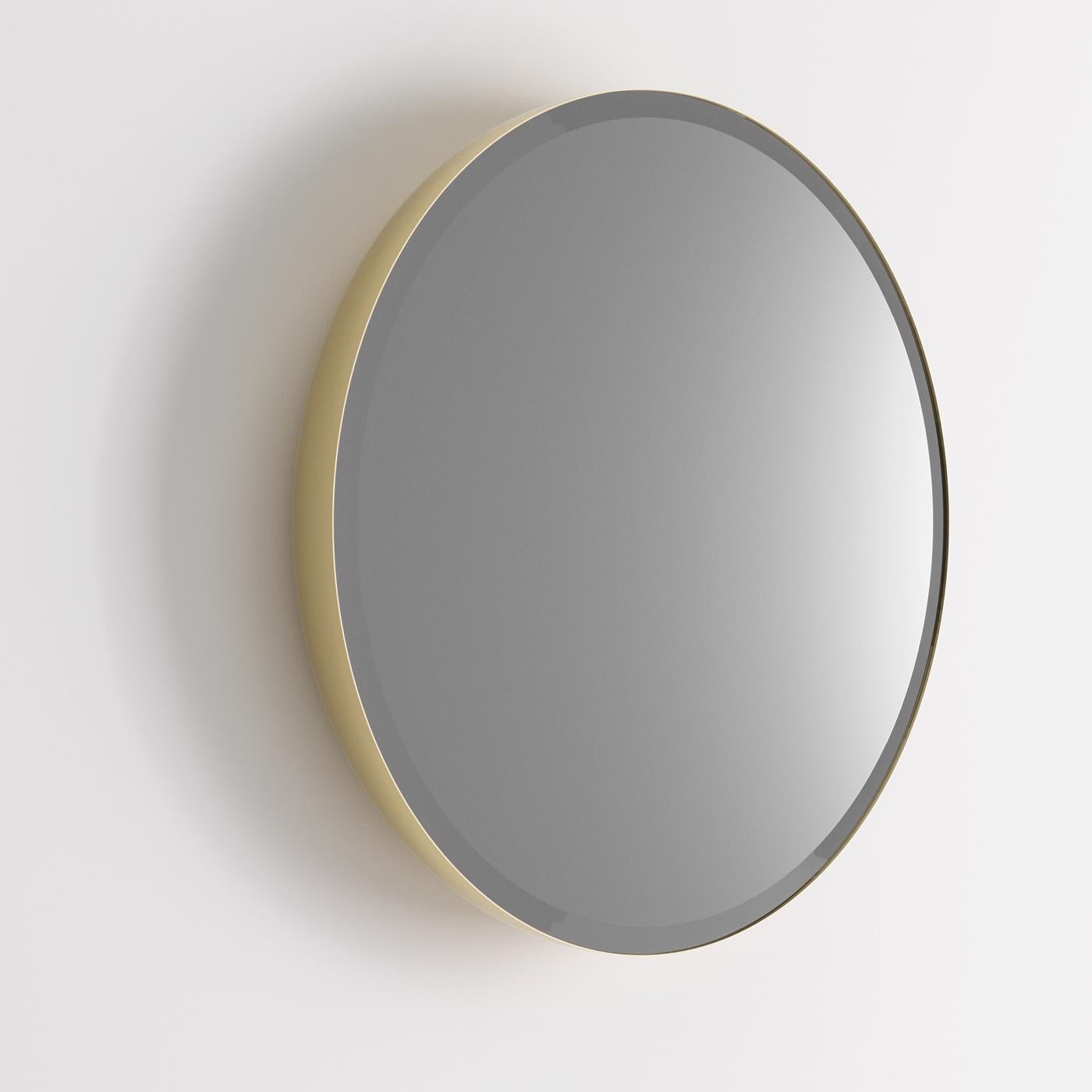 A sophisticated piece that boasts simple, elegant lines and natural finishes, this oval mirror elegantly suits a working environment as well as a home interior. A brass-varnished steel frame (5 cm-thick) supports it and adds a robust, durable