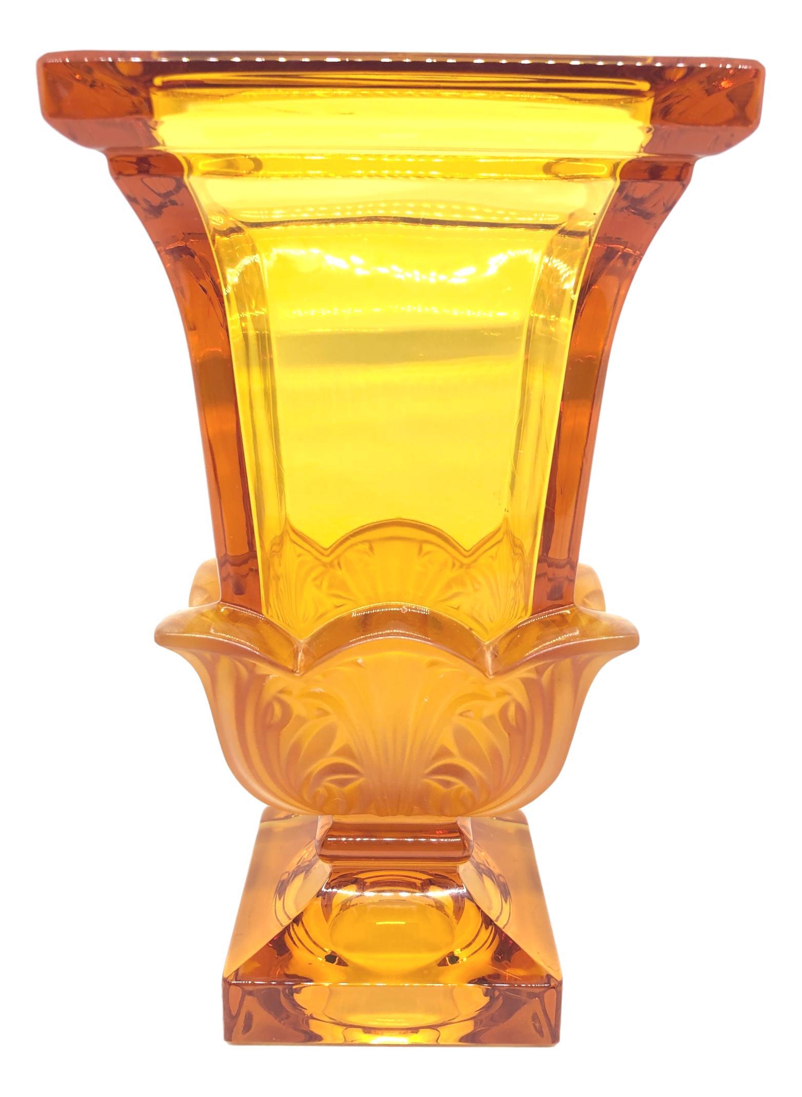 Schöne Vase aus böhmischem Kristallglas. Die Kreation wird der Josephinenhütte:: einem Glasunternehmen von Moser:: zugeschrieben. Ein schönes Kunstwerk für jeden Raum.