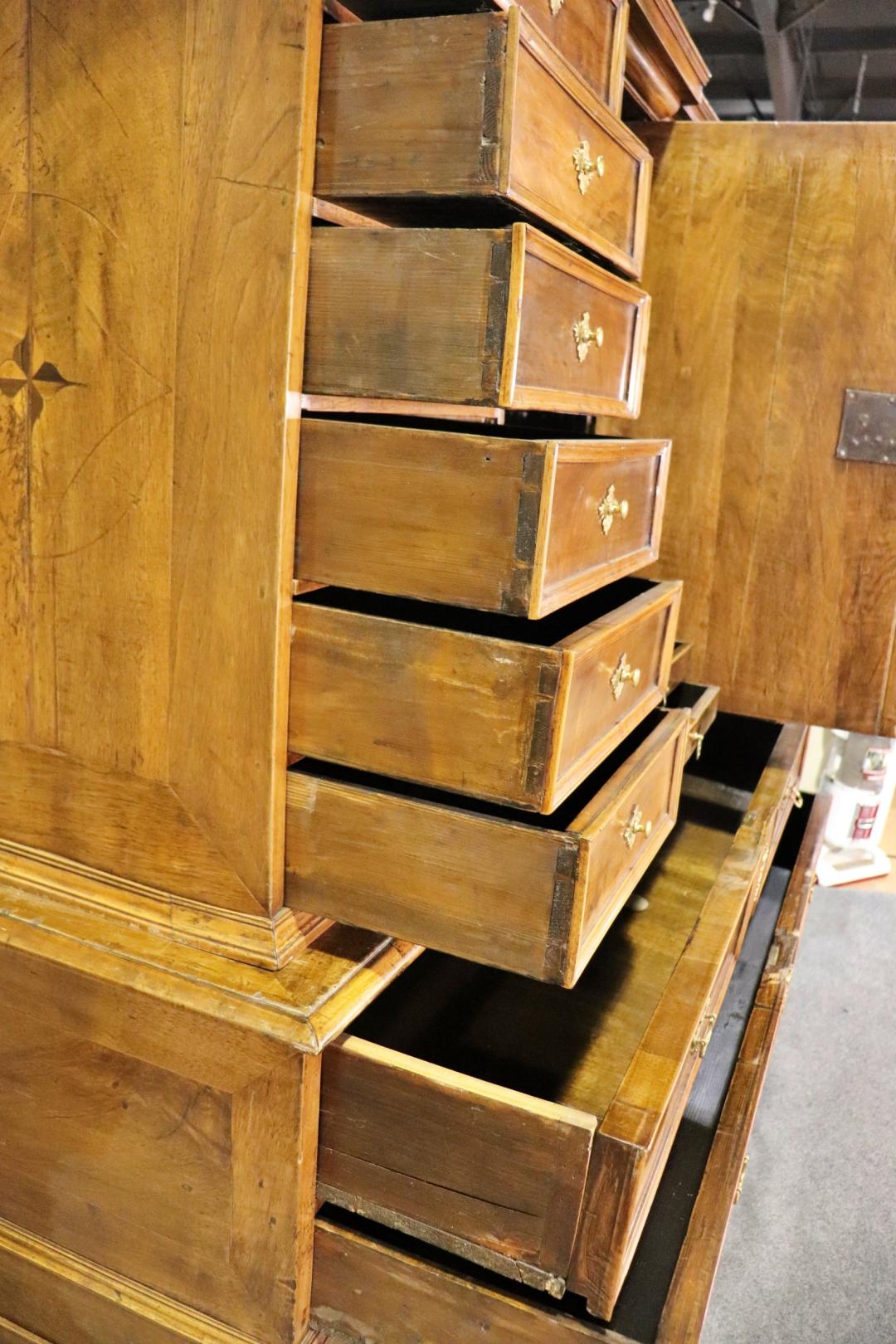 Giuseppino austriaco in noce intarsiato in due pezzi dell'epoca 1750  Noleggio Segretario di Gabinetto in vendita 2