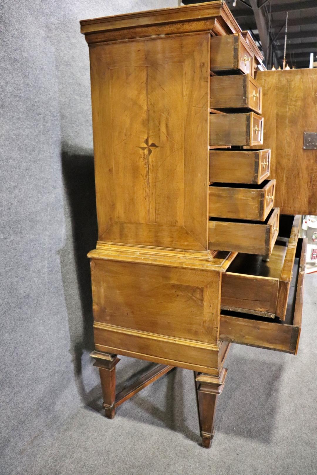 Giuseppino austriaco in noce intarsiato in due pezzi dell'epoca 1750  Noleggio Segretario di Gabinetto in vendita 3