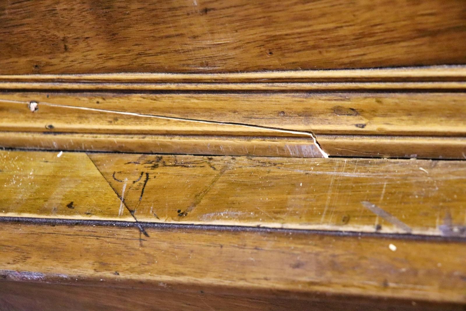 Giuseppino austriaco in noce intarsiato in due pezzi dell'epoca 1750  Noleggio Segretario di Gabinetto in vendita 5