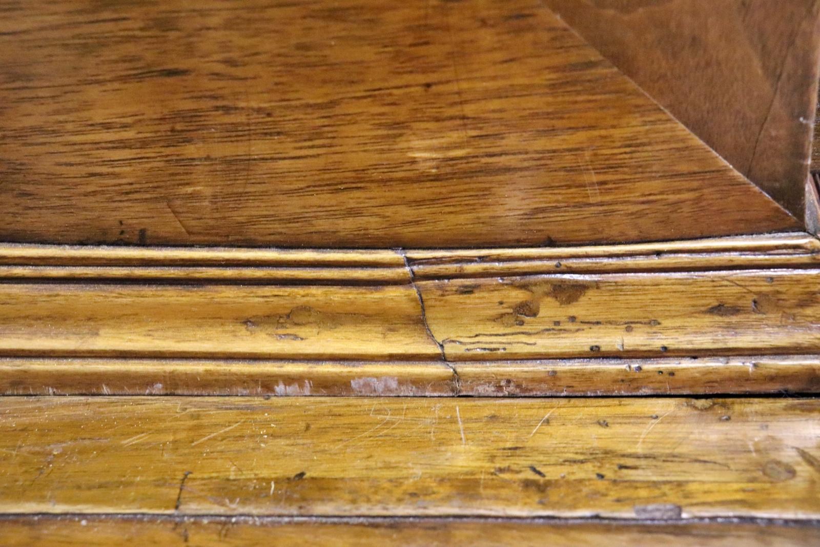 Giuseppino austriaco in noce intarsiato in due pezzi dell'epoca 1750  Noleggio Segretario di Gabinetto in vendita 6