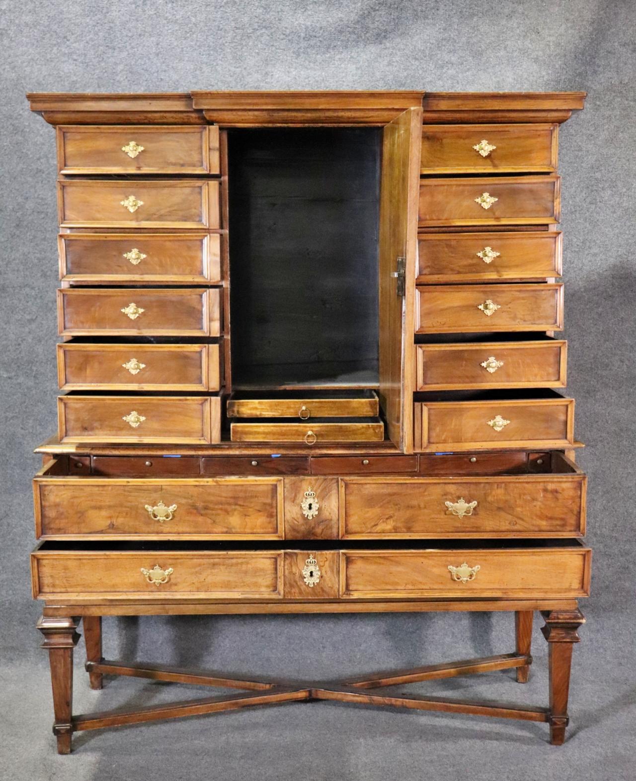 Biedermeier Giuseppino austriaco in noce intarsiato in due pezzi dell'epoca 1750  Noleggio Segretario di Gabinetto in vendita