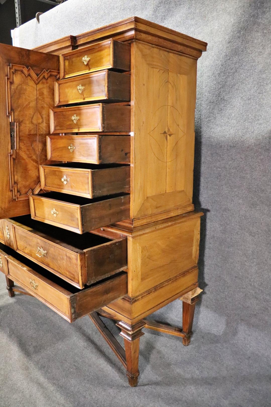 Austriaco Giuseppino austriaco in noce intarsiato in due pezzi dell'epoca 1750  Noleggio Segretario di Gabinetto in vendita
