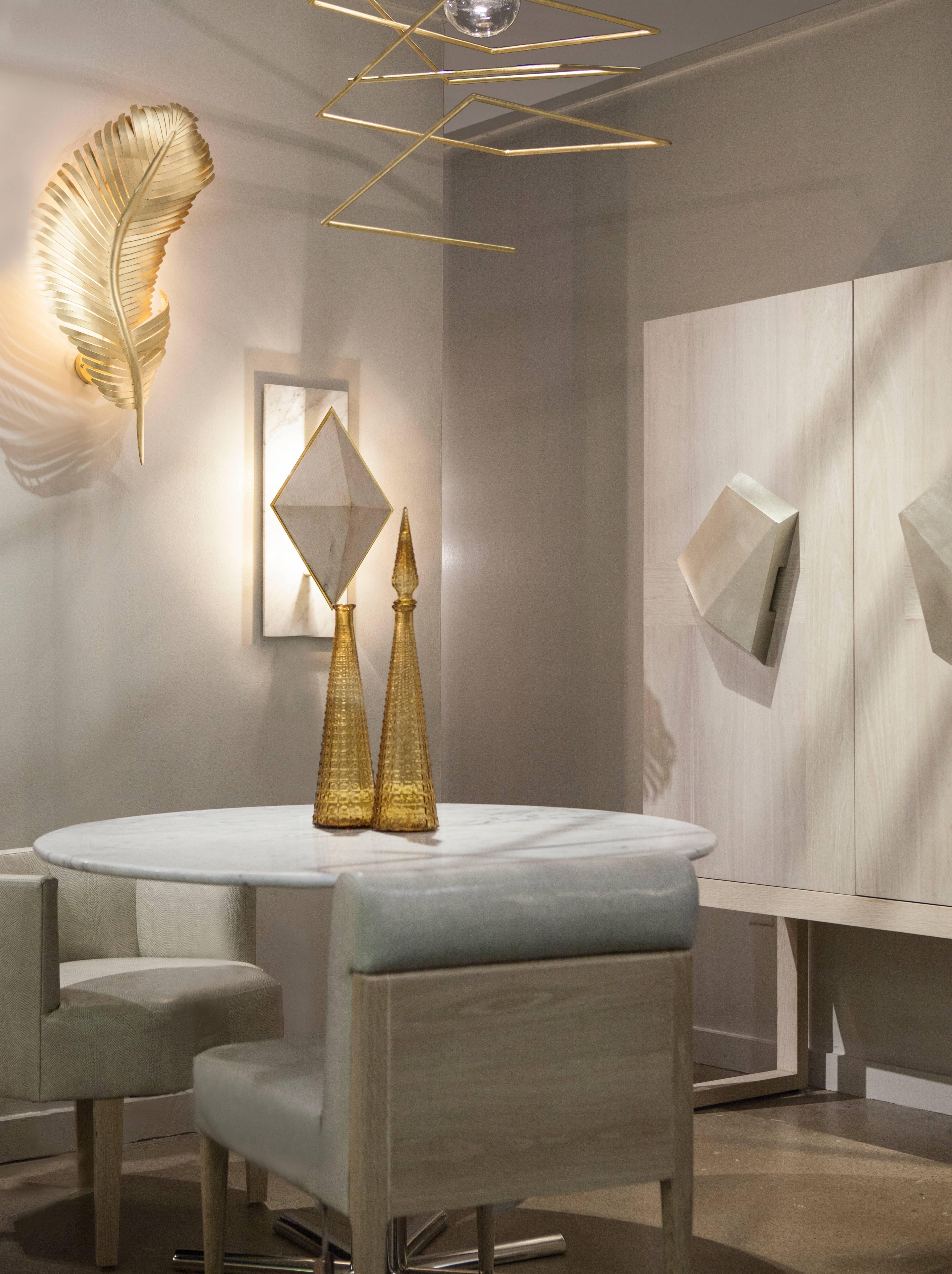 Moderno SCONCE JOSETTE - Sconce moderne forgiate a mano con piume in foglia d'oro in vendita
