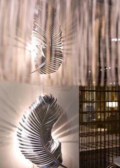 JOSETTE SCONCE – Moderner handgeschmiedeter Wandleuchter mit Federn aus Blattsilber