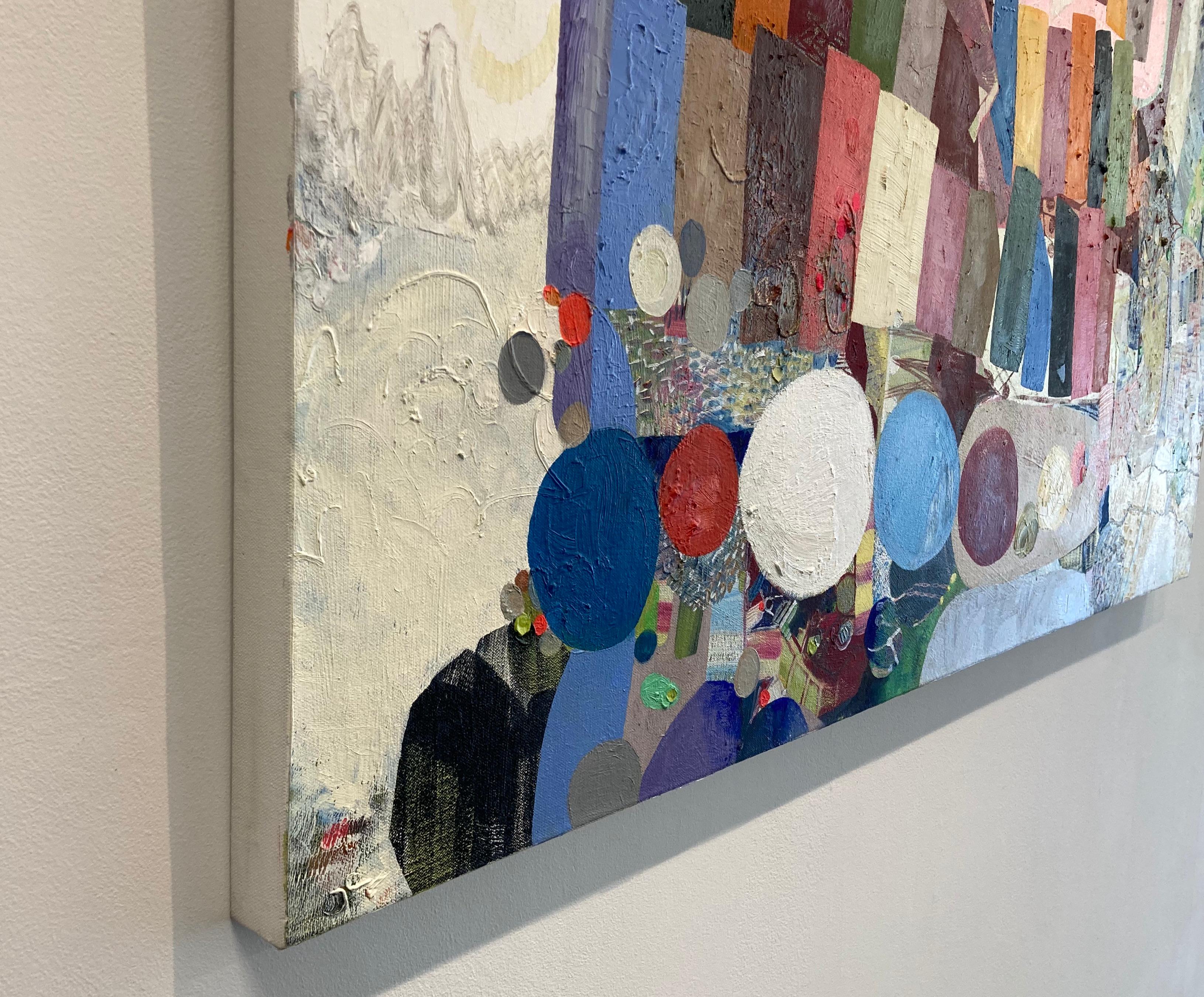In questo dipinto astratto contemporaneo a olio su tela, sezioni sapientemente combinate di texture diverse e aree di motivi, strisce, cerchi, punti e ondulazioni sono vivacizzati da colori allegri ed esuberanti. Piccoli momenti nelle vibranti