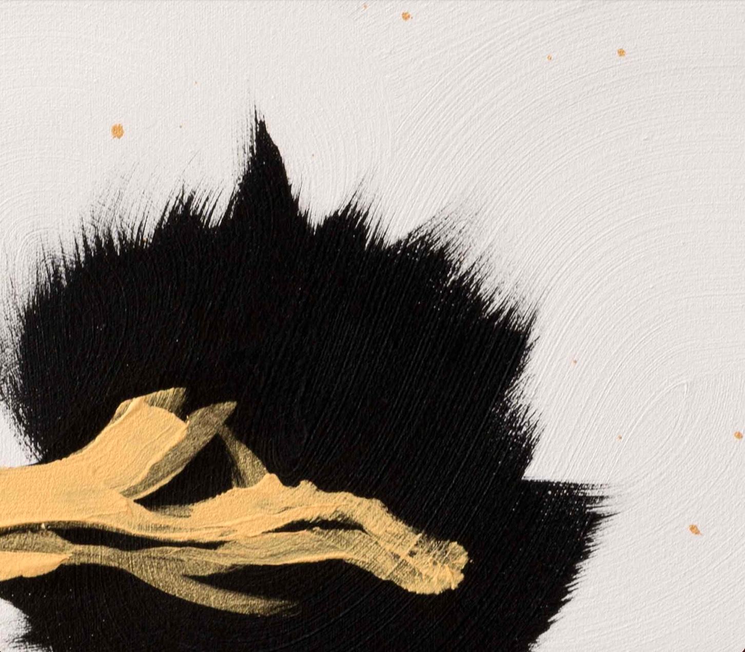 Zwei goldene Strauße auf weißem Splash (Beige), Animal Painting, von Josh Brown