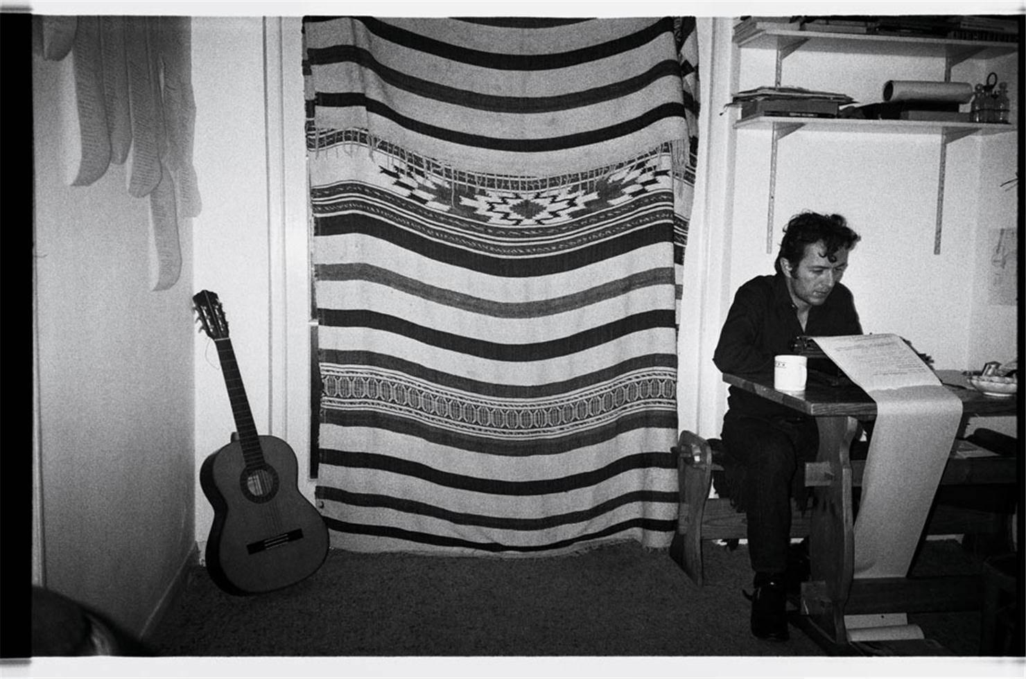 Black and White Photograph Josh Cheuse - Joe Strummer au machine à écrire